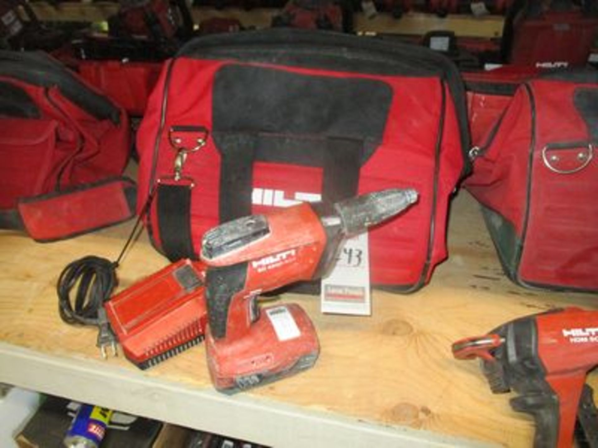 HILTI 5D DRYWALL SCREW GUN, 4500-A22 W/ CHARGER & HILTI BAG