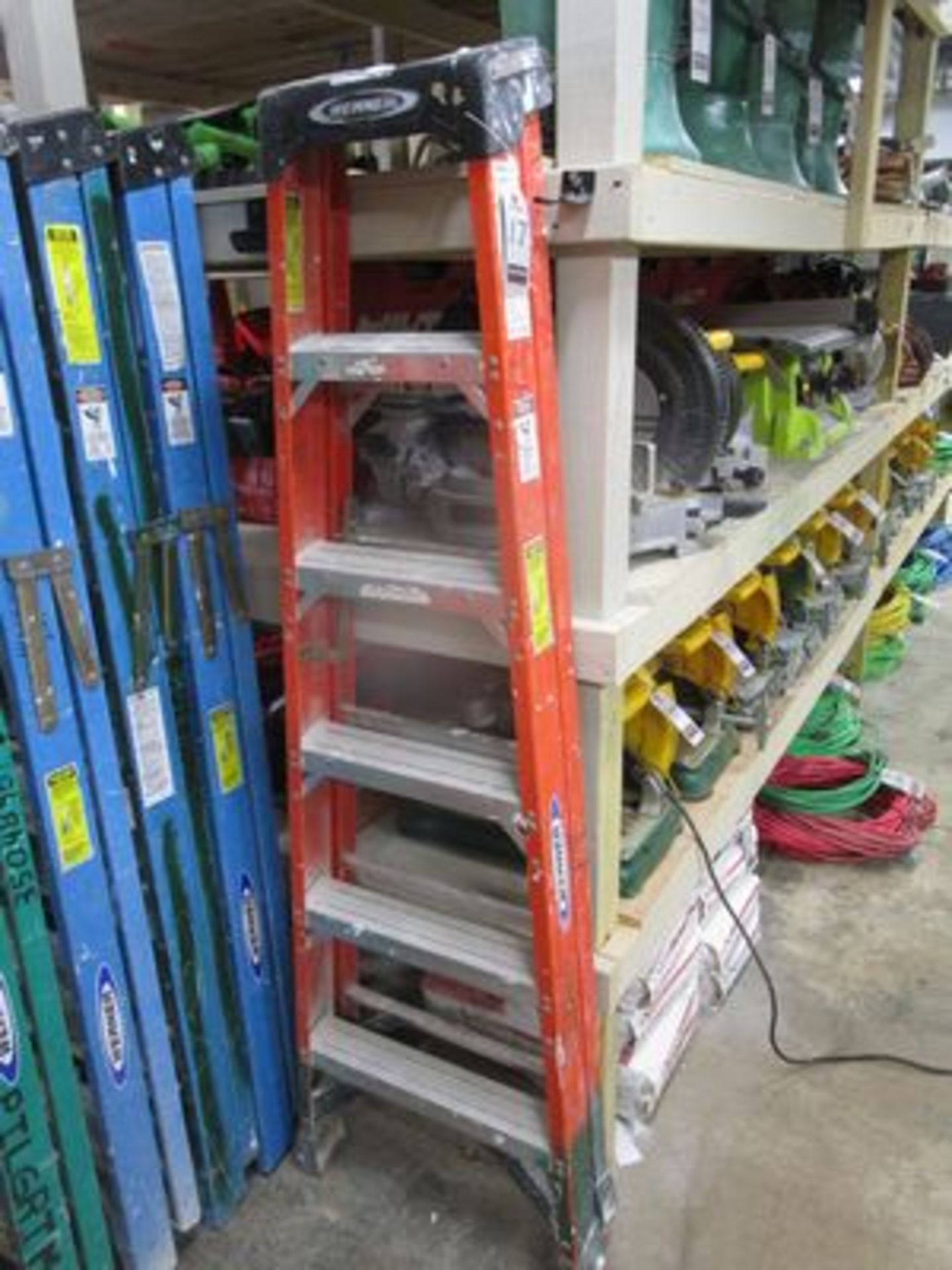 WERNER 6' FIBERGLASS STEPLADDER