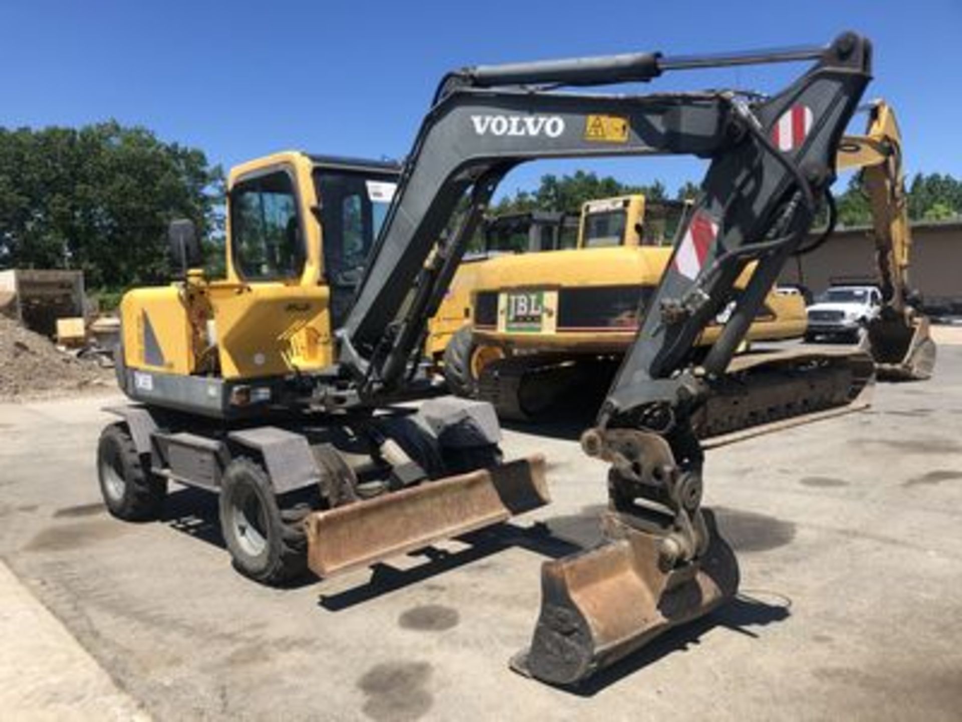 2005 VOLVO EW55B RUBBER TIRED EXCAVATOR, ENCLOSED CAB., HEAT & AC, 5' STICK, 46" BUCKET, 72" - Image 2 of 4