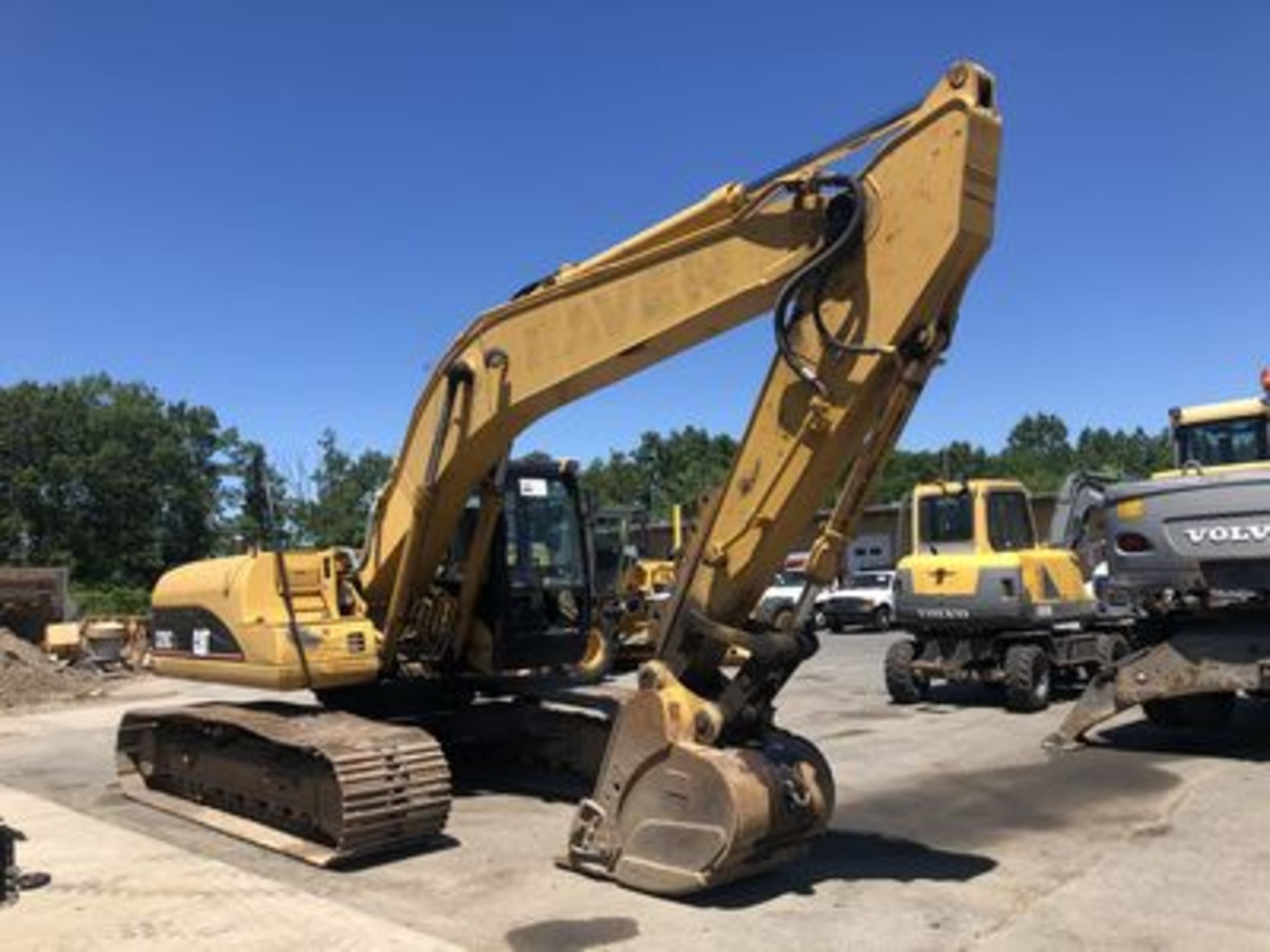 2004 CAT 320CL HYD. CRAWLER EXCAVATOR, ENCLOSED CAB., HEAT & AC, 32" PADS, 9' STICK, 36" DIGGING - Image 2 of 4