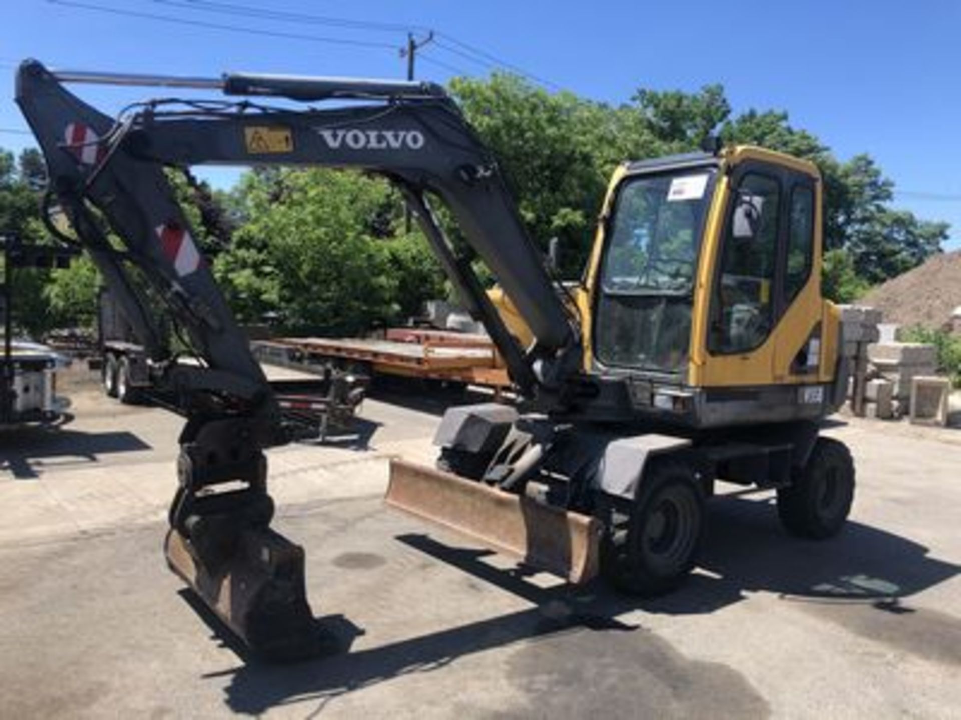 2005 VOLVO EW55B RUBBER TIRED EXCAVATOR, ENCLOSED CAB., HEAT & AC, 5' STICK, 46" BUCKET, 72"