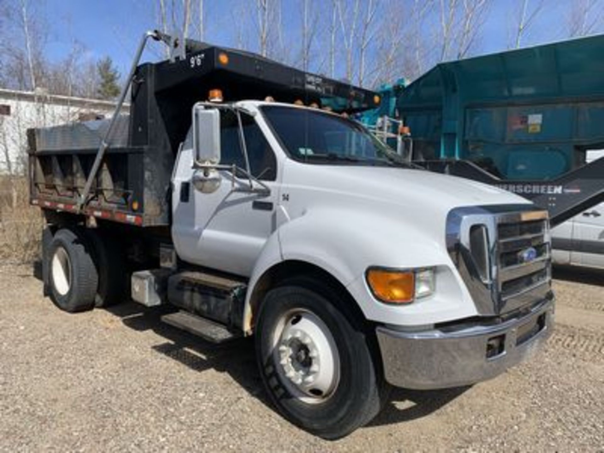 2005 FORD F-650XLT SUPER DUTY DUMP TRUCK, 7-SPEED, TRANS., CUMMINS DIESEL ENGINE, 8 YD. DUMP BODY,