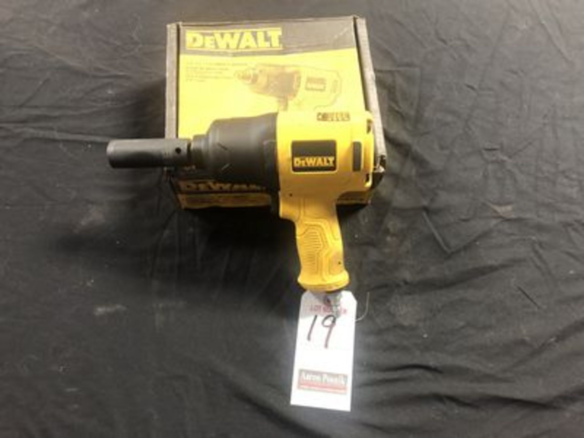 DEWALT 12" PNEU. IMPACT WRENCH