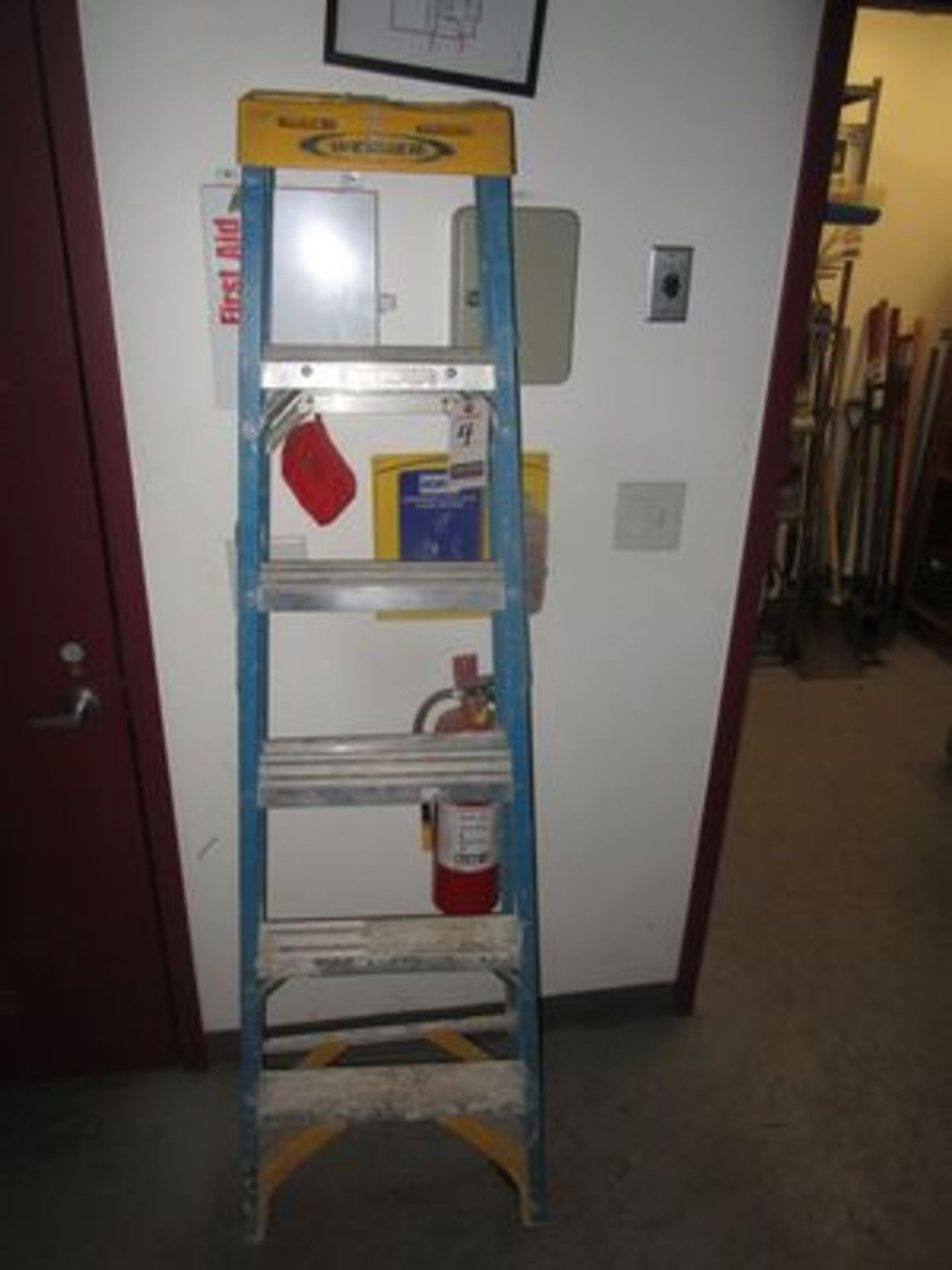 WERNER 6' FIBERGLASS STEPLADDER