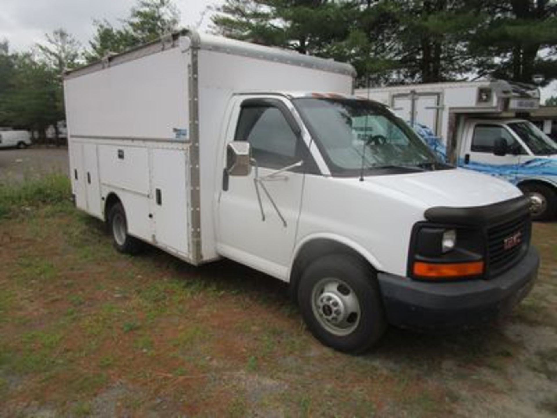 2003 CHEV. 12' UTILITY TRUCK, GRUMMAN OLSON UTILITY BODY, DUAL REAR WHEELS, AT, AC, VIN # - Image 2 of 4