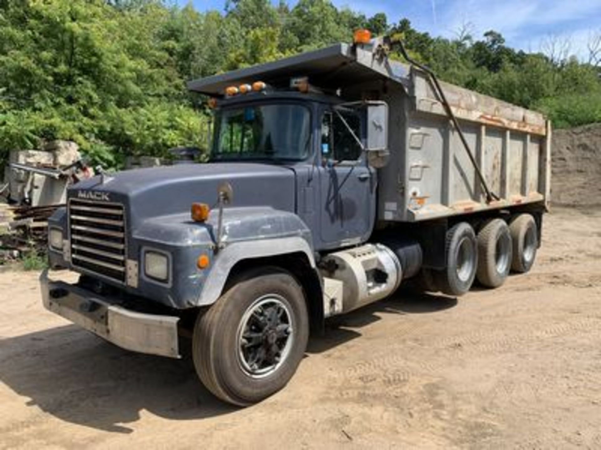 1998 MACK RD6885 DUMP TRUCK, MACK 400 H.P., DIESEL, TRI-AXLE, 8 SPD., HI-LOW TRANS., AIR BRAKES,