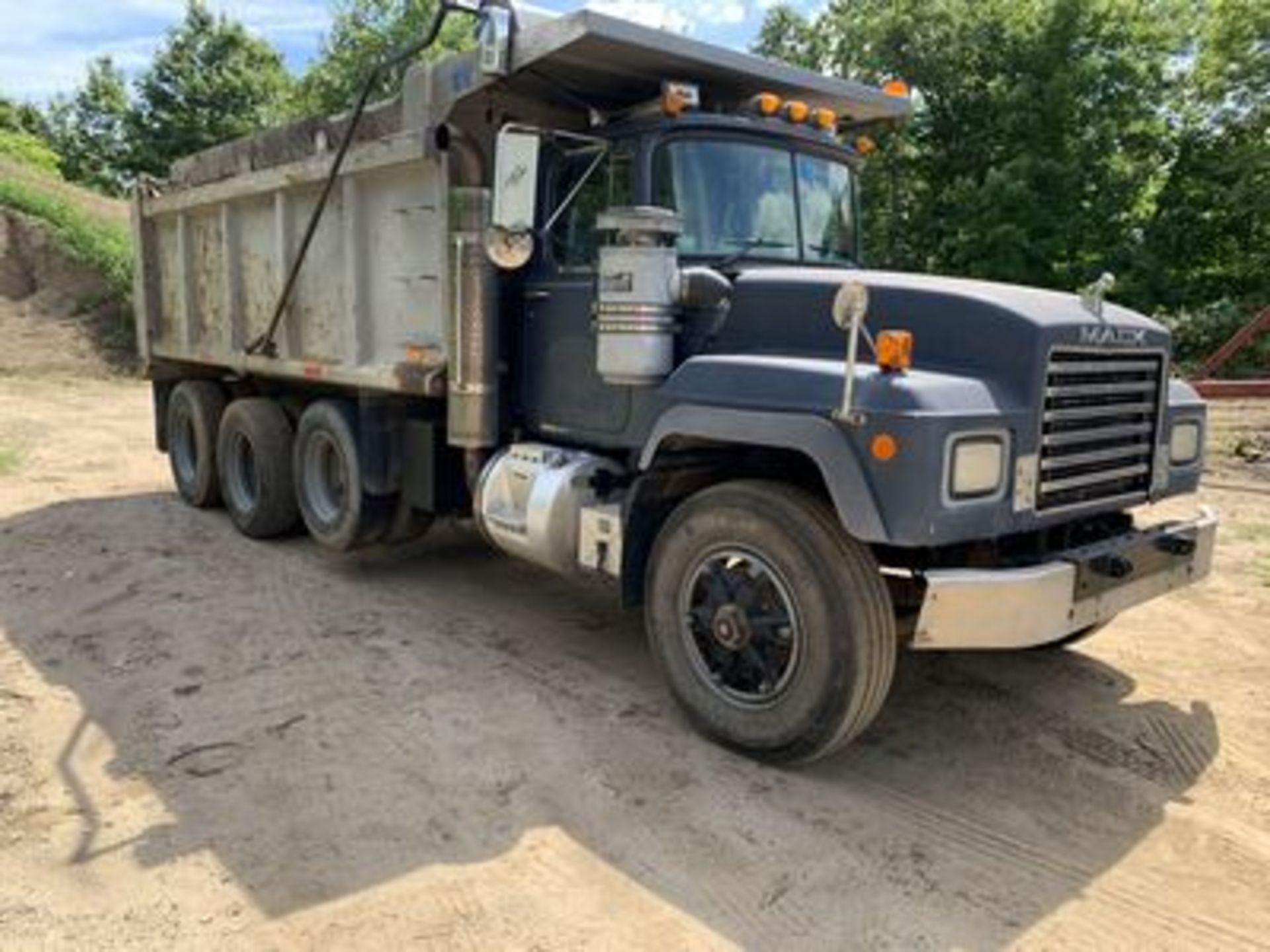 1998 MACK RD6885 DUMP TRUCK, MACK 400 H.P., DIESEL, TRI-AXLE, 8 SPD., HI-LOW TRANS., AIR BRAKES, - Image 2 of 4