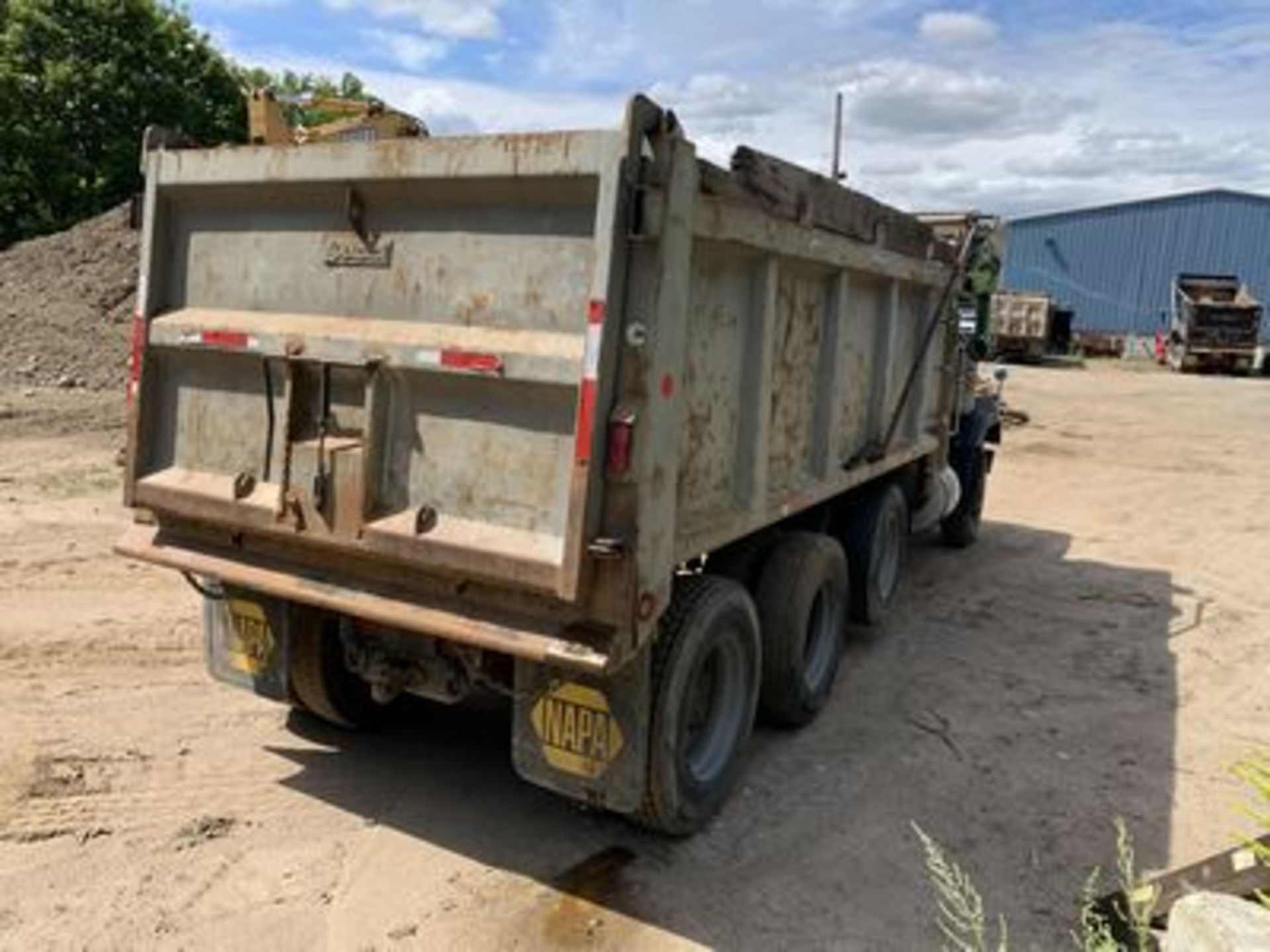 1998 MACK RD6885 DUMP TRUCK, MACK 400 H.P., DIESEL, TRI-AXLE, 8 SPD., HI-LOW TRANS., AIR BRAKES, - Image 3 of 4