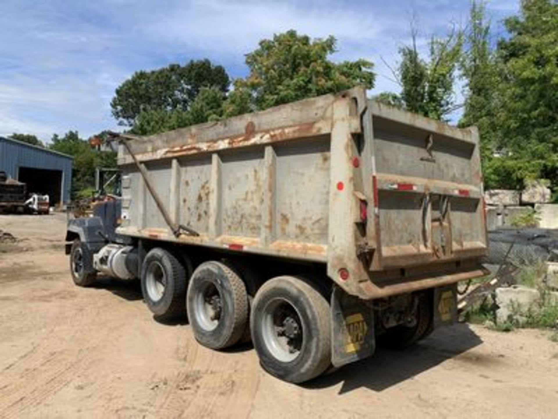 1998 MACK RD6885 DUMP TRUCK, MACK 400 H.P., DIESEL, TRI-AXLE, 8 SPD., HI-LOW TRANS., AIR BRAKES, - Image 4 of 4