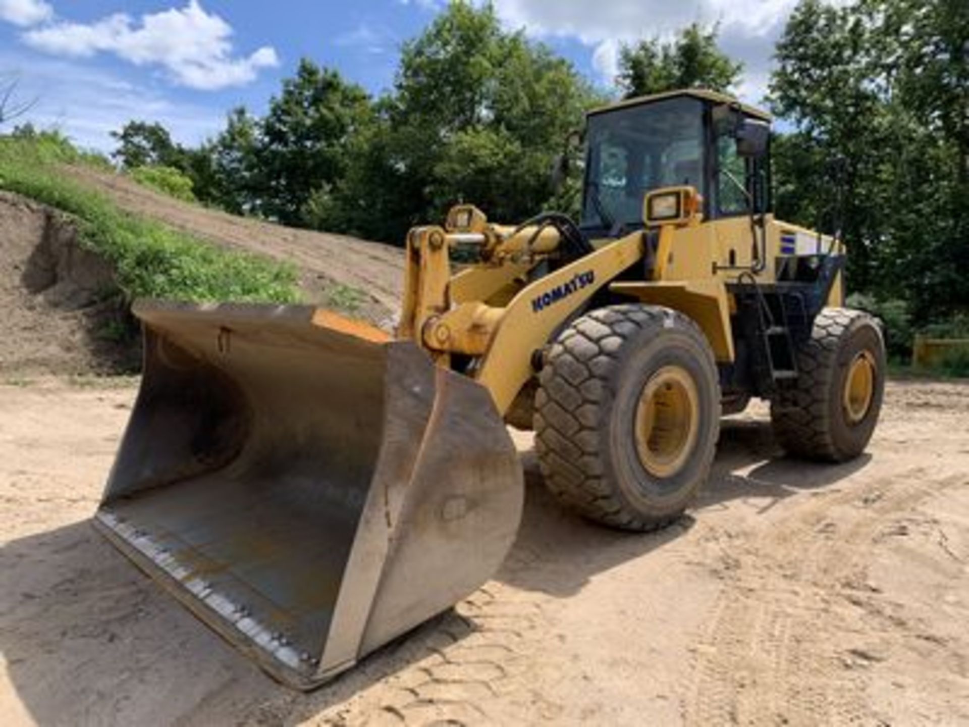 2006 KOMATSU WA380-5 WHEEL LOADER, ENCLOSED CAB W/ HEAT & AC, 10' BUCKET, LOAD COUNTER, S/N 61199,