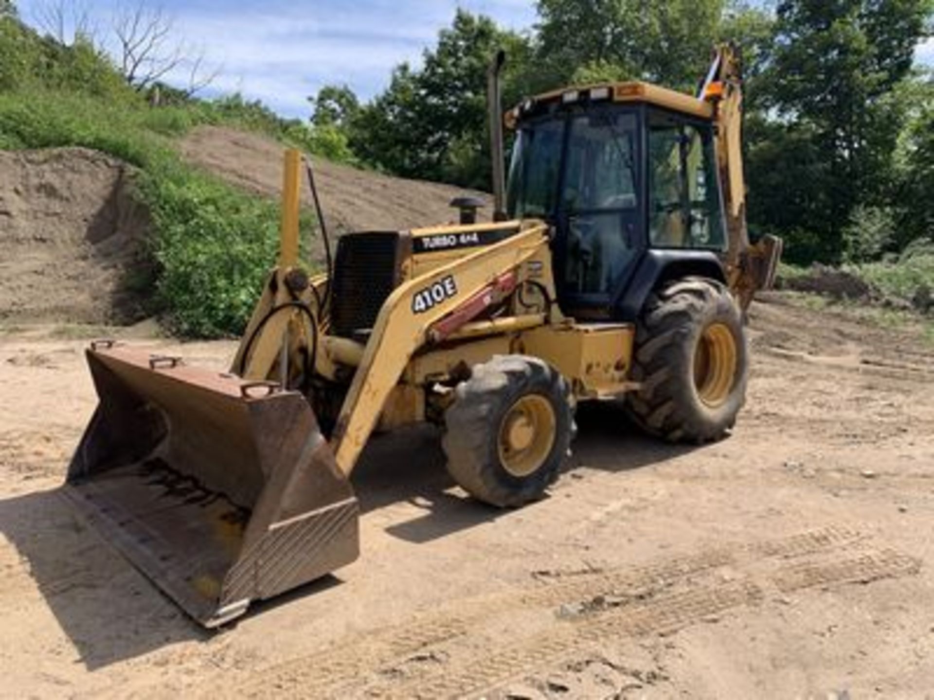 1999 JOHN DEERE 410E TURBO LOADER BACKHOE, 4X4, ENCLOSED CAB W/ HEAT & AC, 8' BUCKET, 26" DIGGING