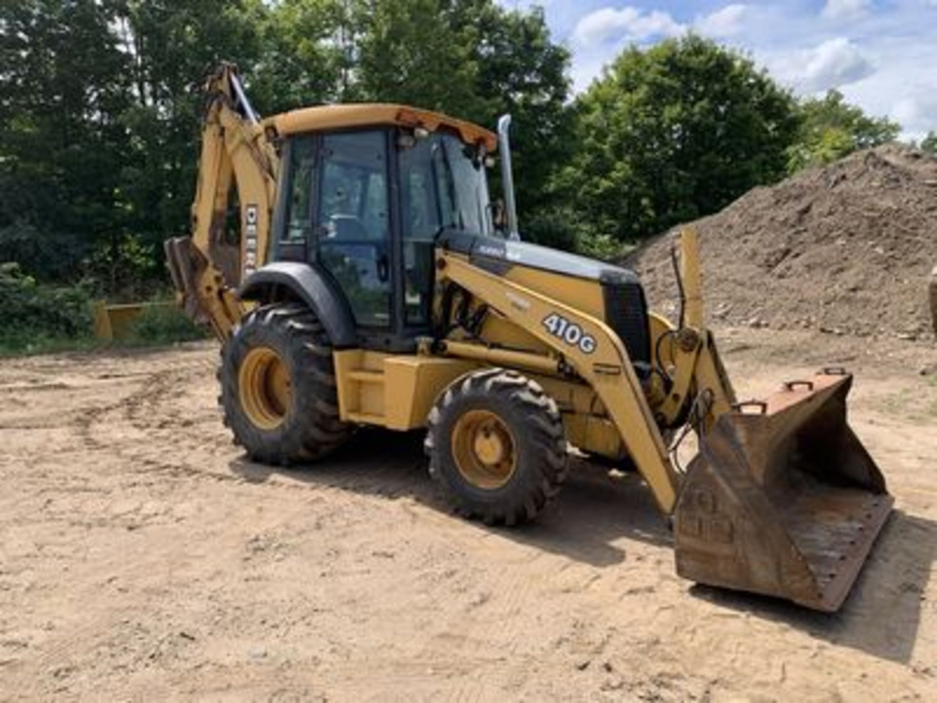 2001 JOHN DEERE 410G TURBO LOADER BACKHOE, 4X4, POWERSHIFT, ENCLOSED CAB W/ HEAT & AC, 7' BUCKET, - Image 2 of 4