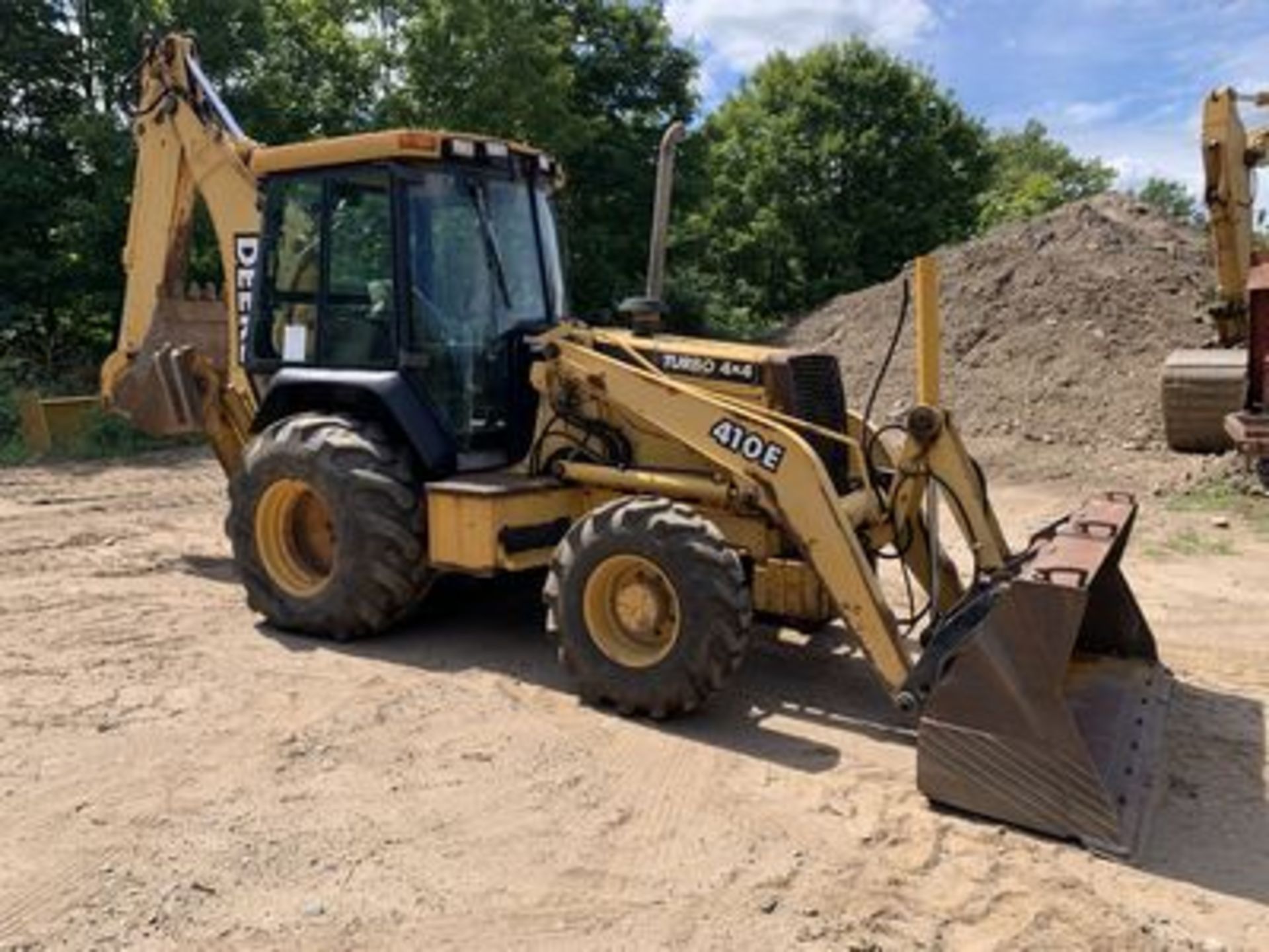 1999 JOHN DEERE 410E TURBO LOADER BACKHOE, 4X4, ENCLOSED CAB W/ HEAT & AC, 8' BUCKET, 26" DIGGING - Image 2 of 4