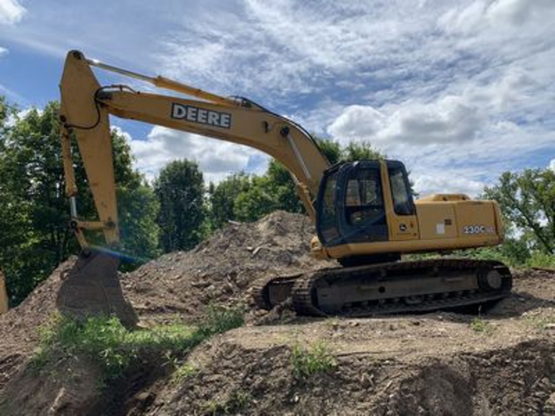 2002 JOHN DEERE 230C-LC HYD. CRAWLER EXCAVATOR, ENCLOSED CAGB W/ HEAT & AC, 32" TRACKS, 46" - Image 2 of 2