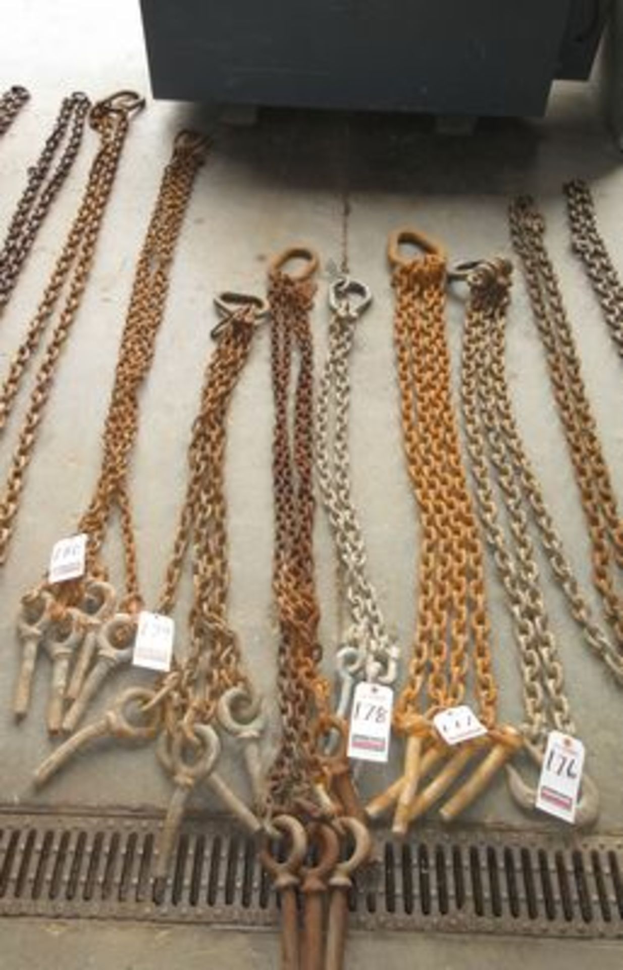 3' RIGGING CHAIN W/ HOOKS