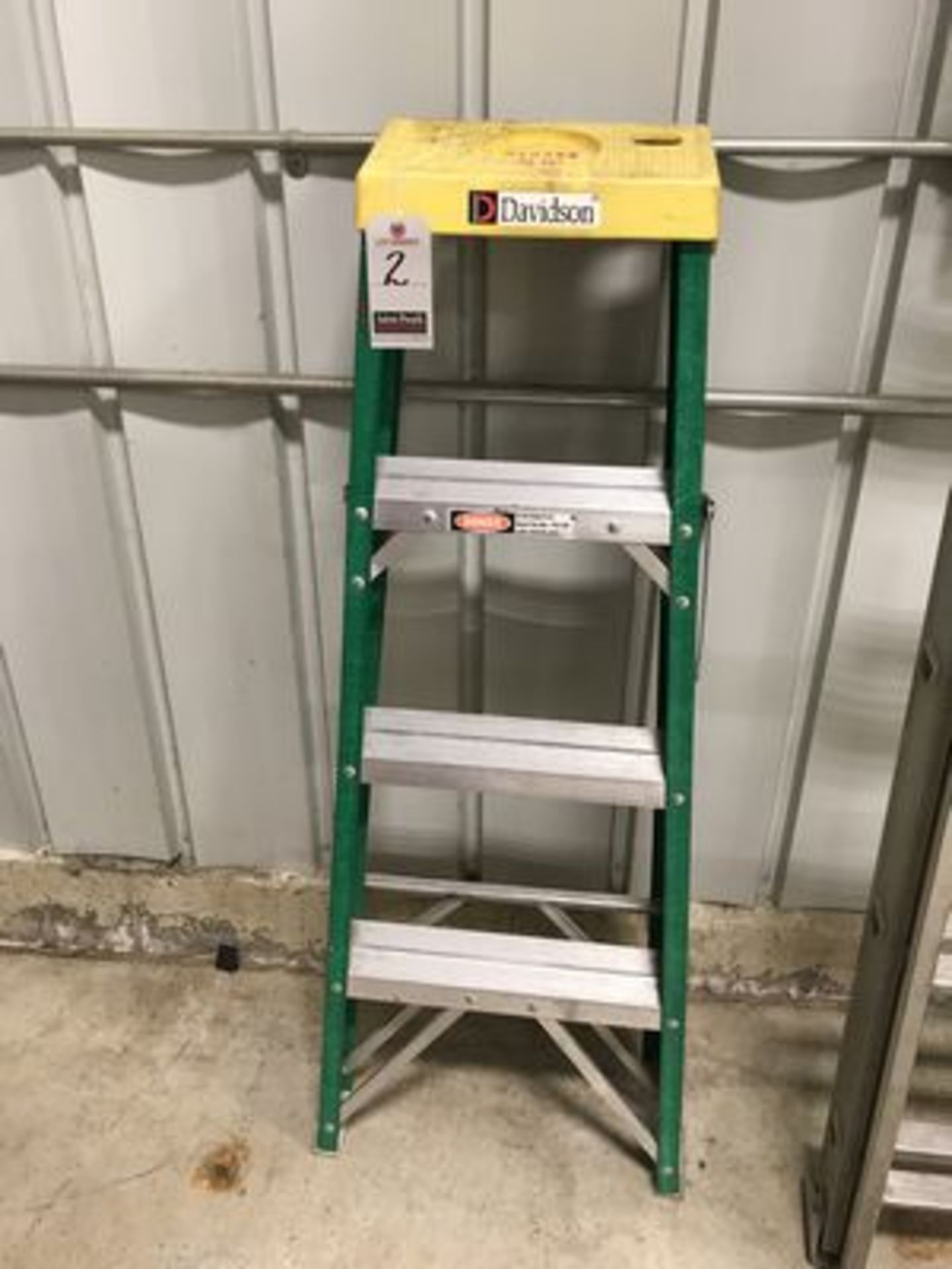 DAVIDSON 4' FIBERGLASS STEPLADDER