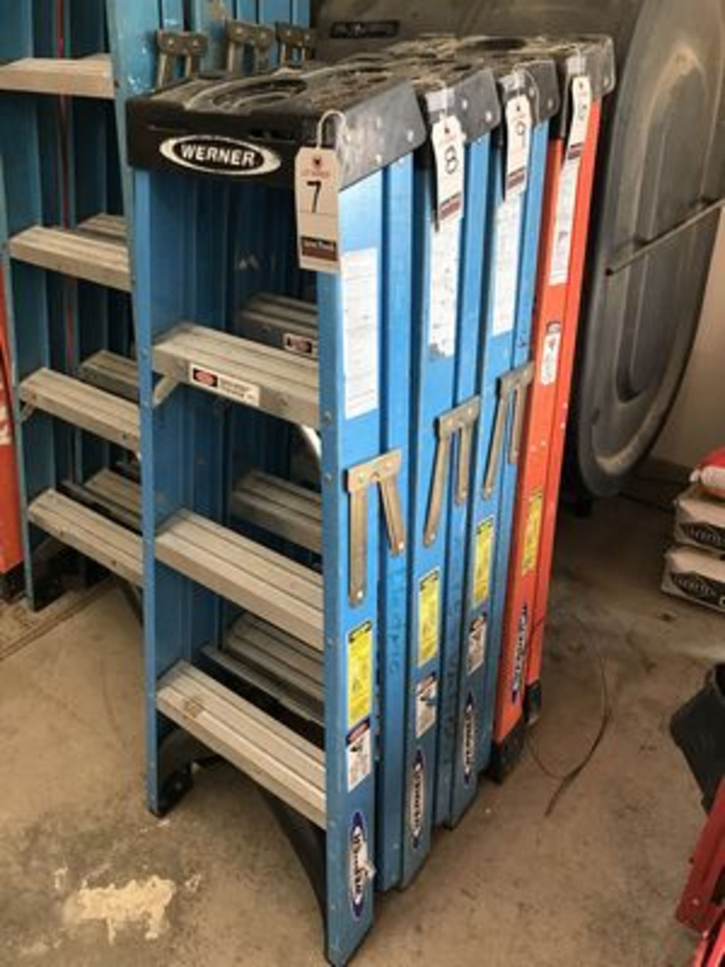 WERNER 4' FIBERGLASS STEPLADDER