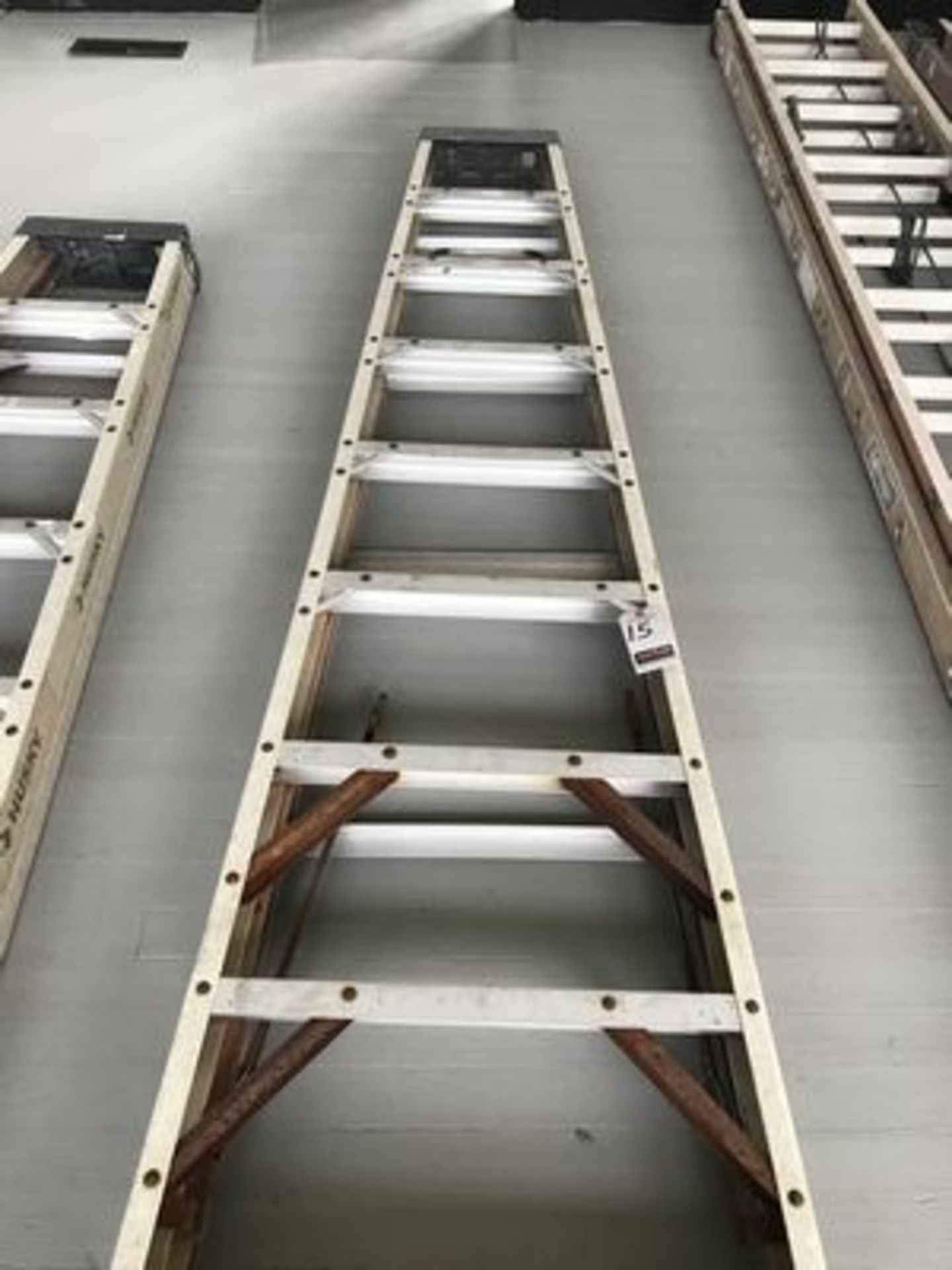 HUSKY 12' FIBERGLASS STEPLADDER