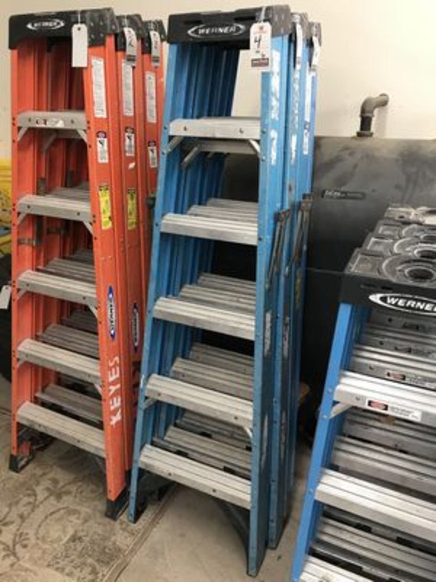 WERNER 6' FIBERGLASS STEPLADDER