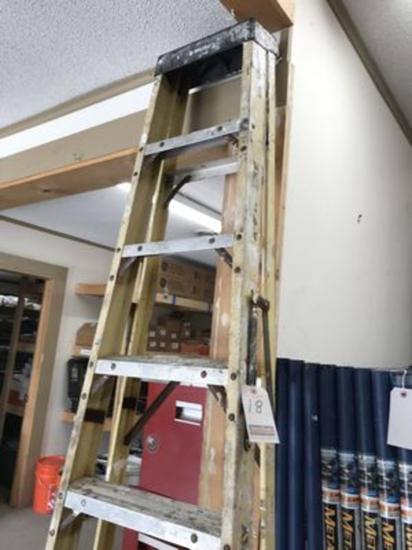 HUSKY 8' FIBERGLASS STEPLADDER