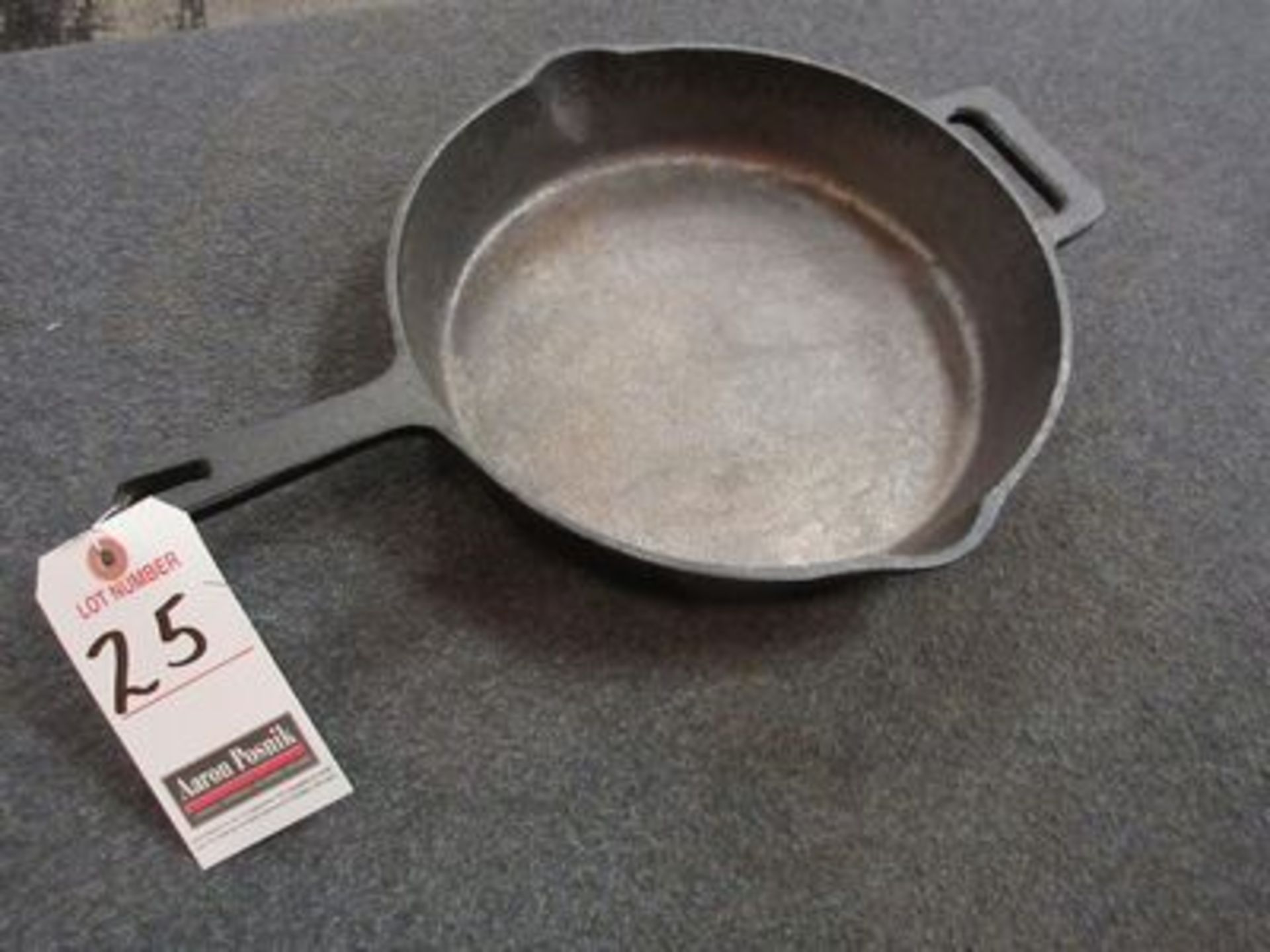 11" CAST IRON FRYING PAN