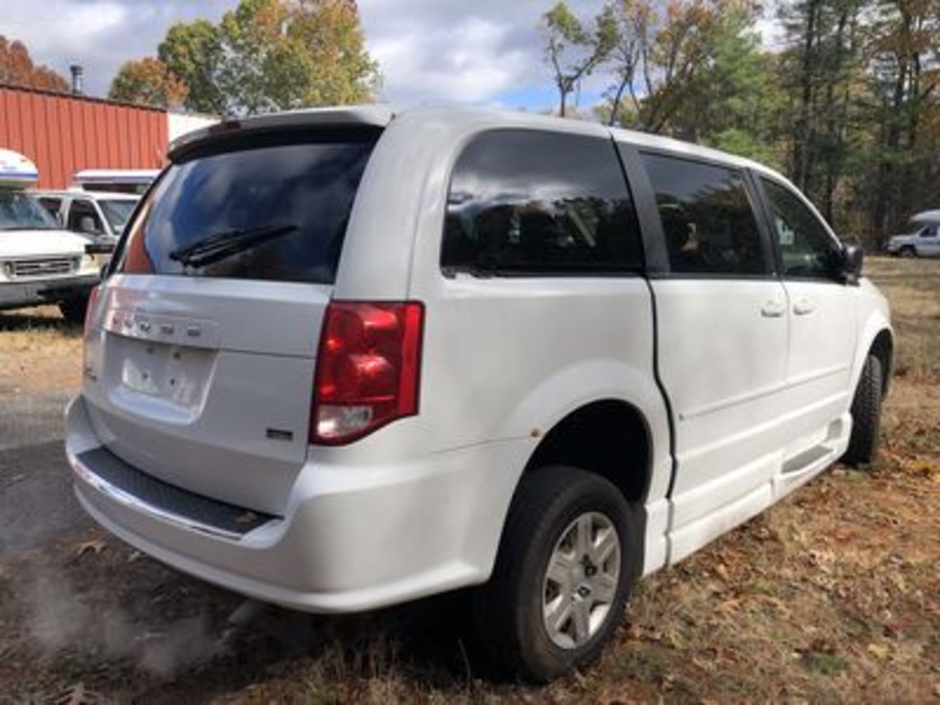 2012 DODGE GRAND CARAVAN SE, 4-DOOR ACCESSIBILITY MINIVAN, FWD, AT, 6-SPEED, W/ BRAUN WHEELCHAIR - Image 3 of 4