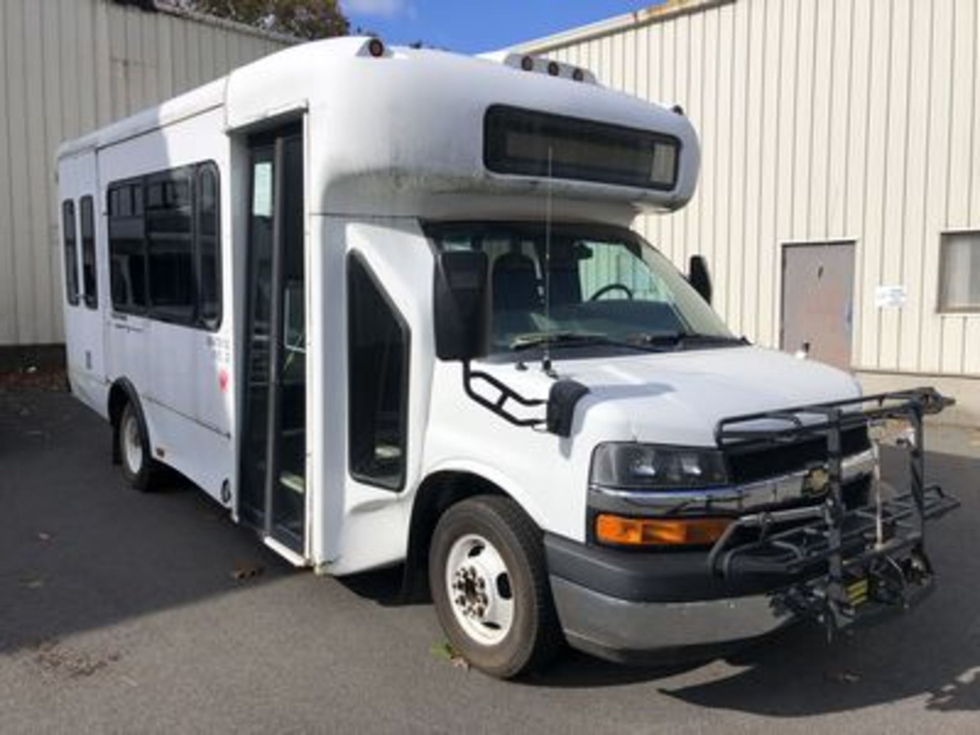 2012 CHEVROLET EXPRESS 4500 SHUTTLE BUS, 10-PASSENGER, DURAMAX DIESEL, AT, AC, VIN # - Image 2 of 3