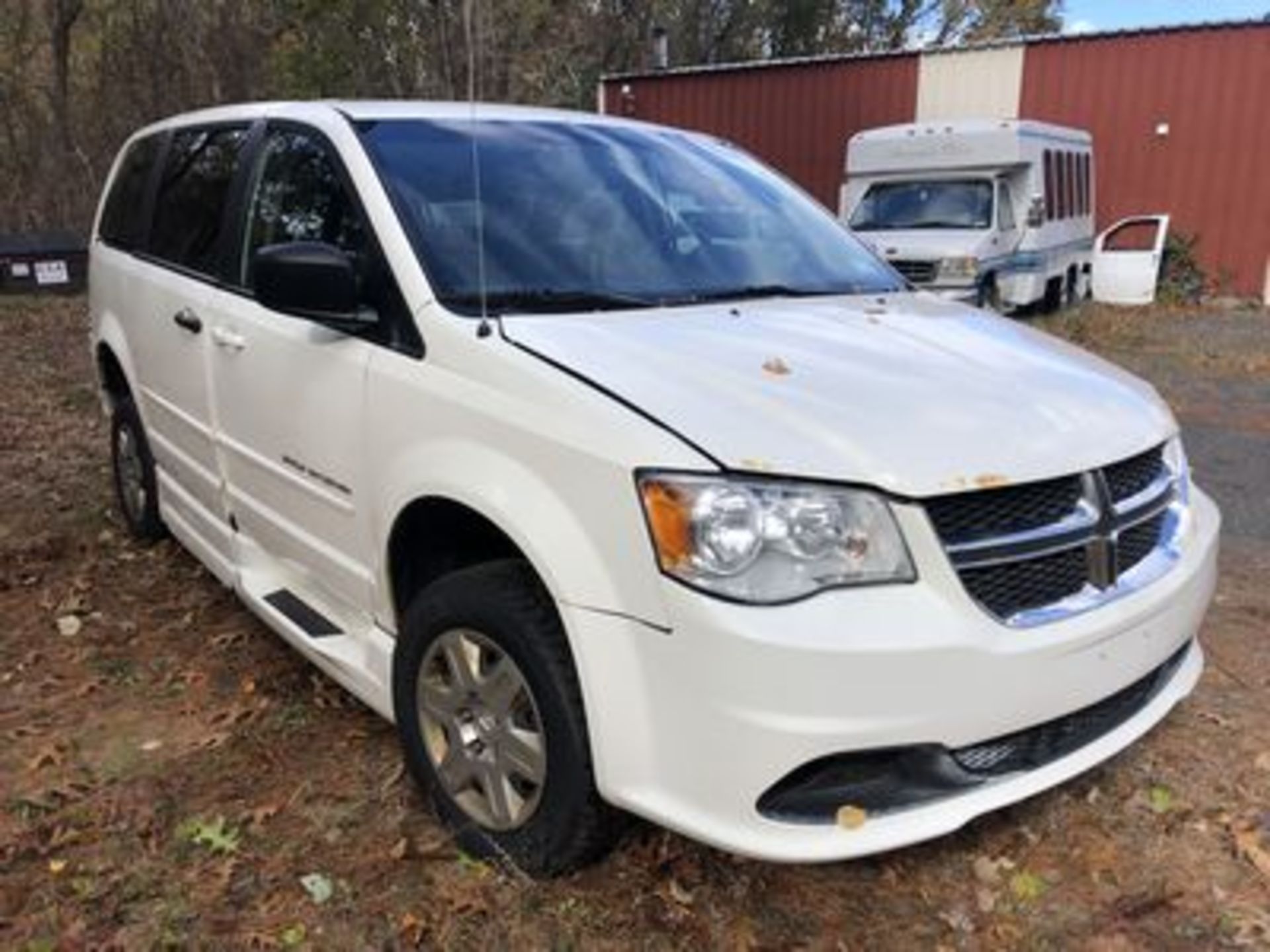 2012 DODGE GRAND CARAVAN SE 4-DOOR ACCESSIBILITY MINIVAN, FWD, AT, 6-SPEED, W/ BRAUN WHEELCHAIR - Image 2 of 4