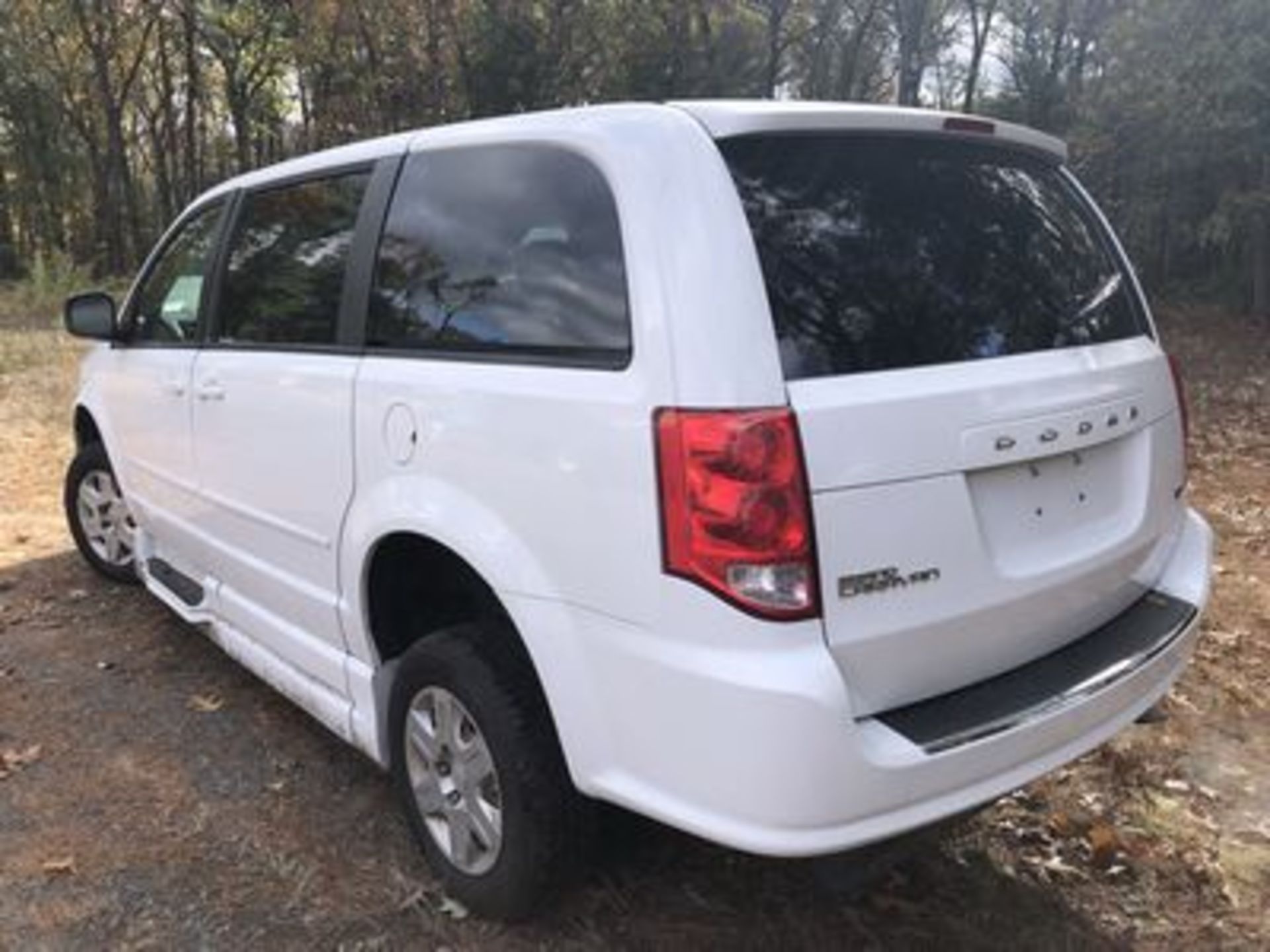 2012 DODGE GRAND CARAVAN SE, 4-DOOR ACCESSIBILITY MINIVAN, FWD, AT, 6-SPEED, W/ BRAUN WHEELCHAIR - Image 4 of 4