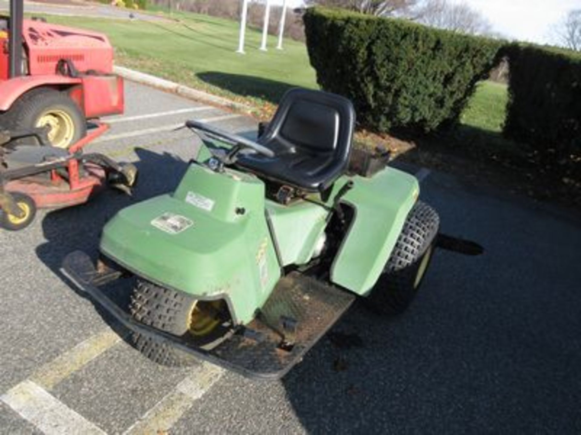 JOHN DEERE 1200 12" BUNKER RAKE DRESSER, TRI-WHEEL, ADJ. SEAT, RUNNING BOARDS, 36 H.P. AIR-COOLED - Image 2 of 2