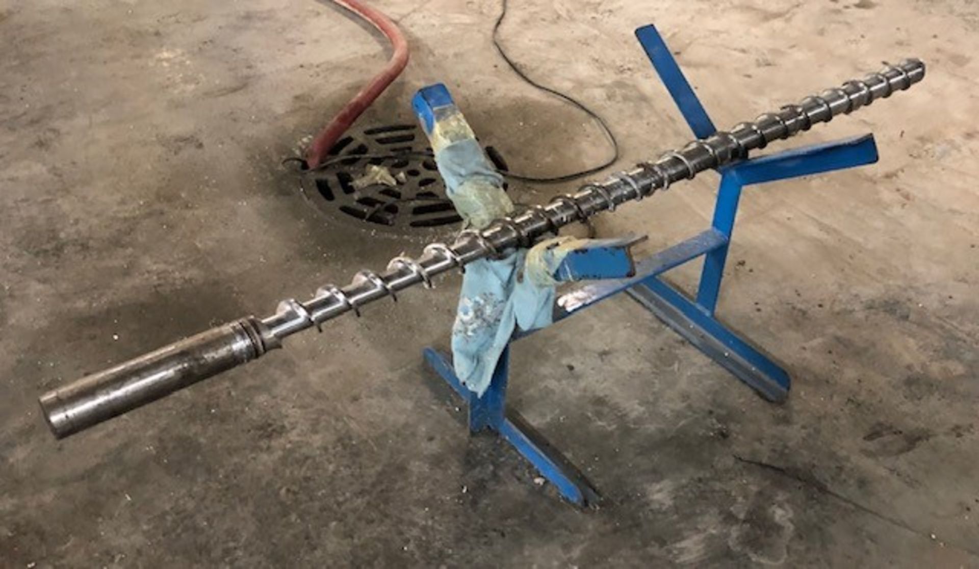 2 1/2" x 72" Screw & Support Stand