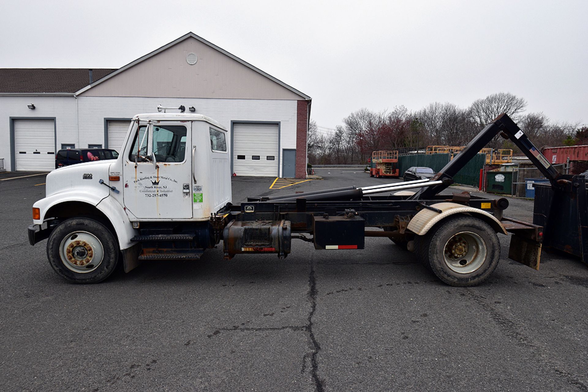 1999 International 4900 Hook-Lift Truck w/ Cont. - Image 2 of 26