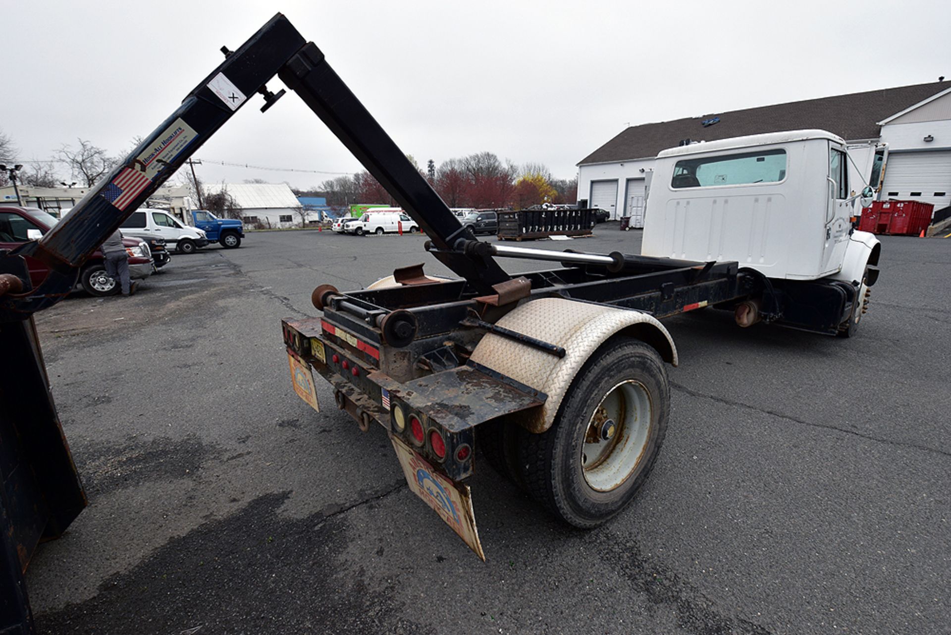 1999 International 4900 Hook-Lift Truck w/ Cont. - Image 5 of 26