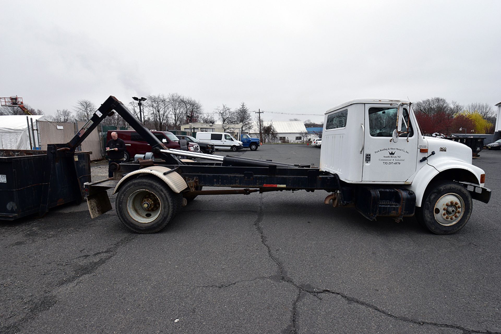 1999 International 4900 Hook-Lift Truck w/ Cont. - Image 6 of 26