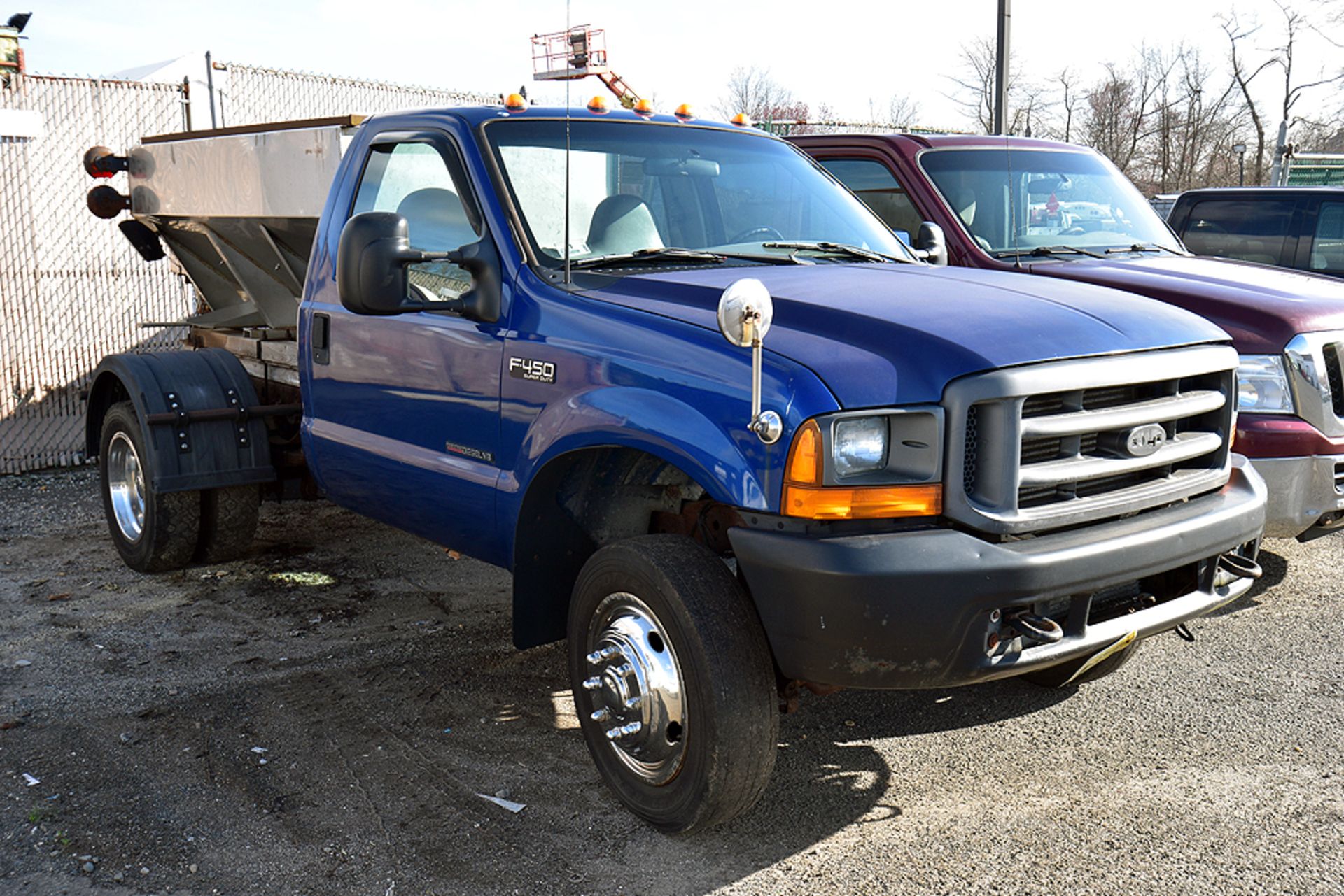 2000 Ford F450 Super Duty Pick Up w/ Spreader