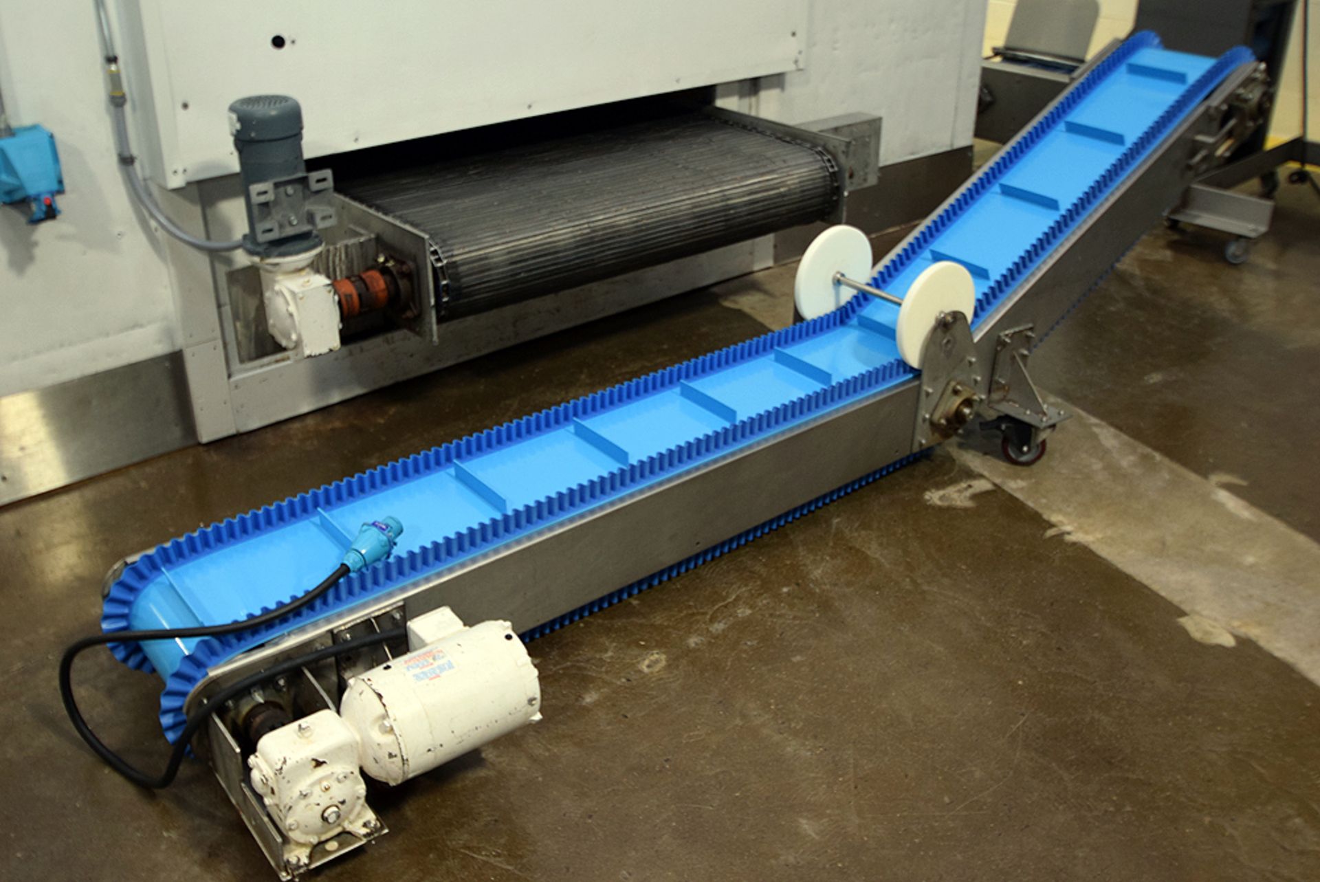 Dorner LPZ Series Sidewall Cleated Belt Conveyor