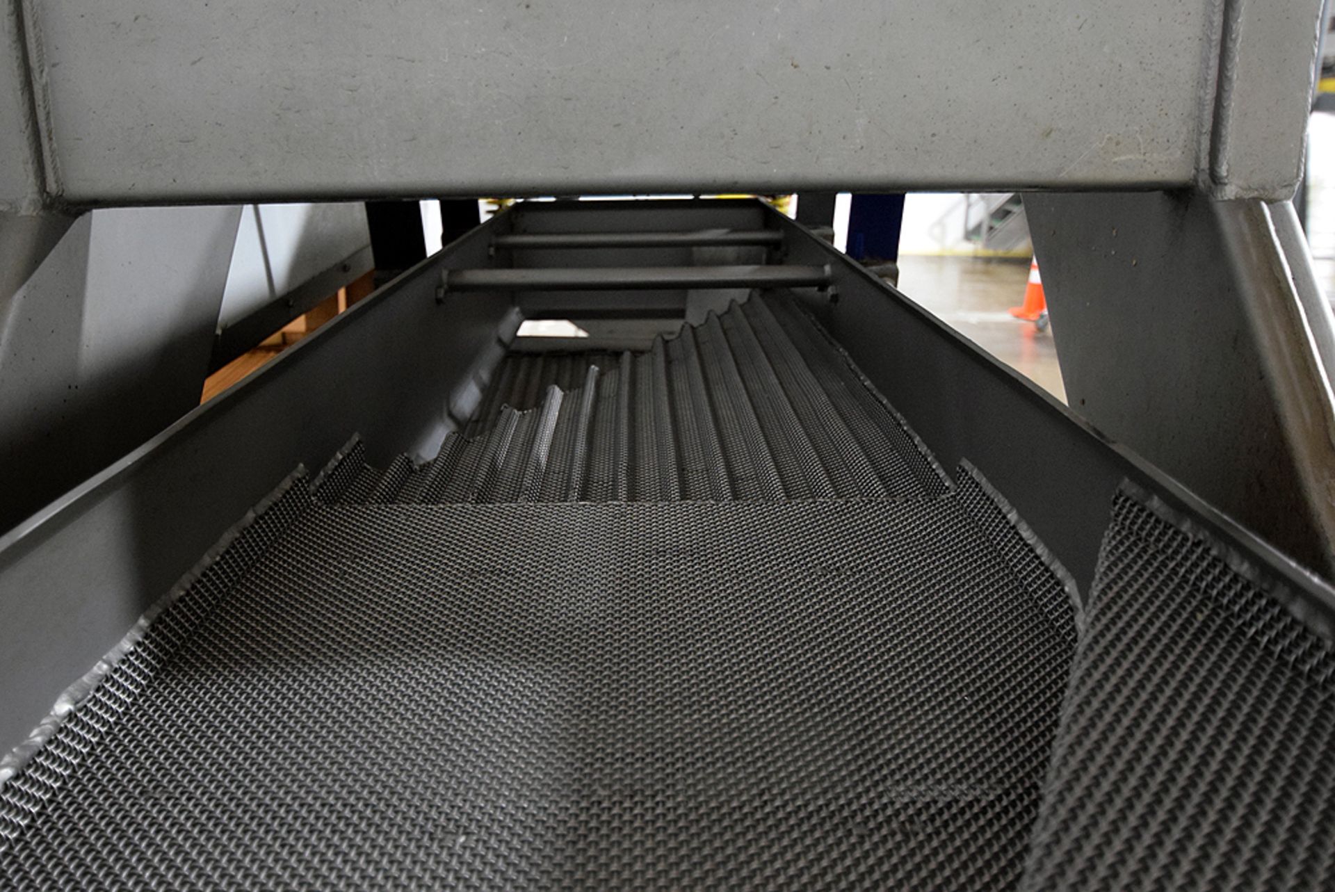 Key Technology Iso-Flo Vibratory Feed Conveyor - Image 3 of 4