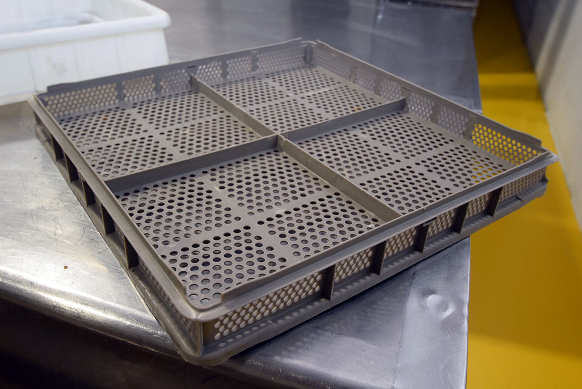Buckhorn NesTier Perforated Poly Rinse Trays