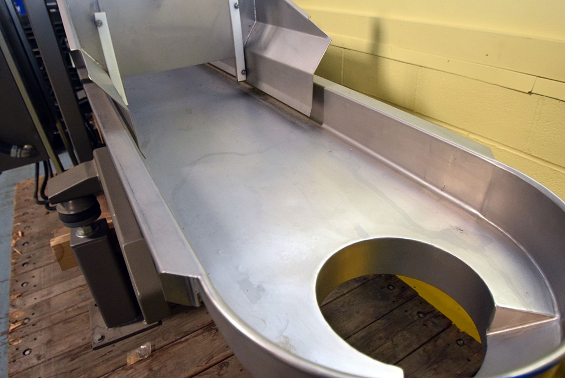 Key Technology Iso-Flo Vibratory Feed Conveyor - Image 5 of 6