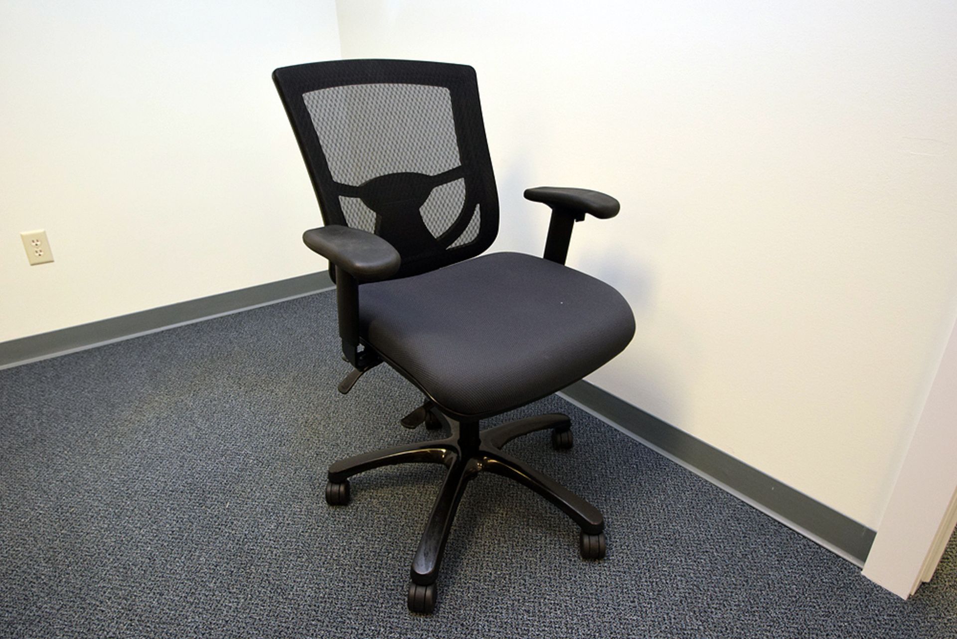 Mesh Back Rolling Arm Chair