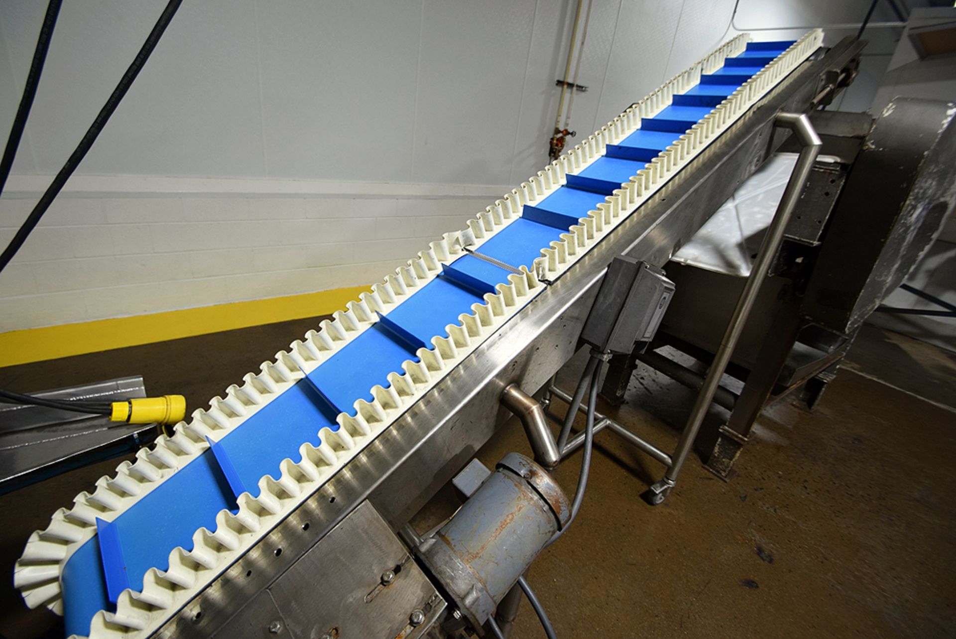 8" Flighted Belt, Motorized Conveyor, 9' - Image 4 of 4