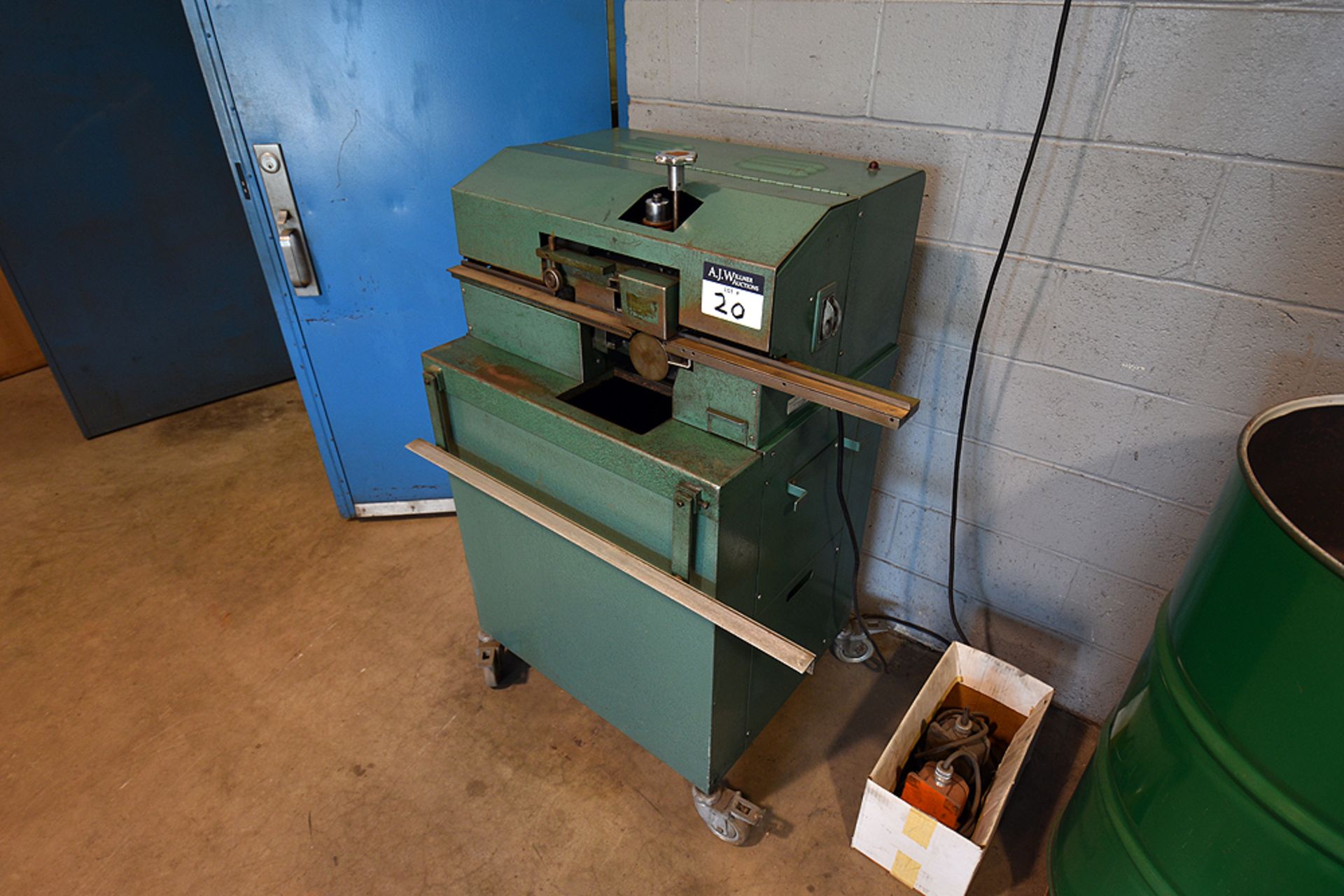 D-Bur-R deburring machine, 1/3 H.P., w/ casters