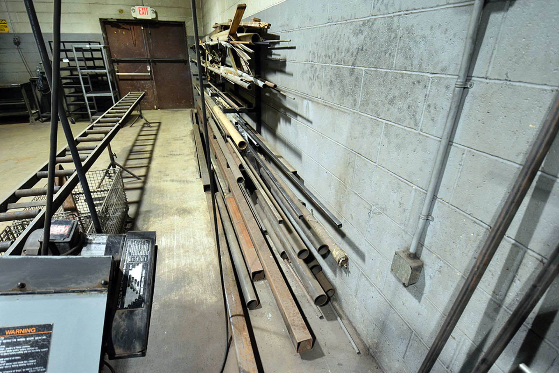 contents of cantilever wall rack containing black pipe, aluminum bar, - Image 3 of 6