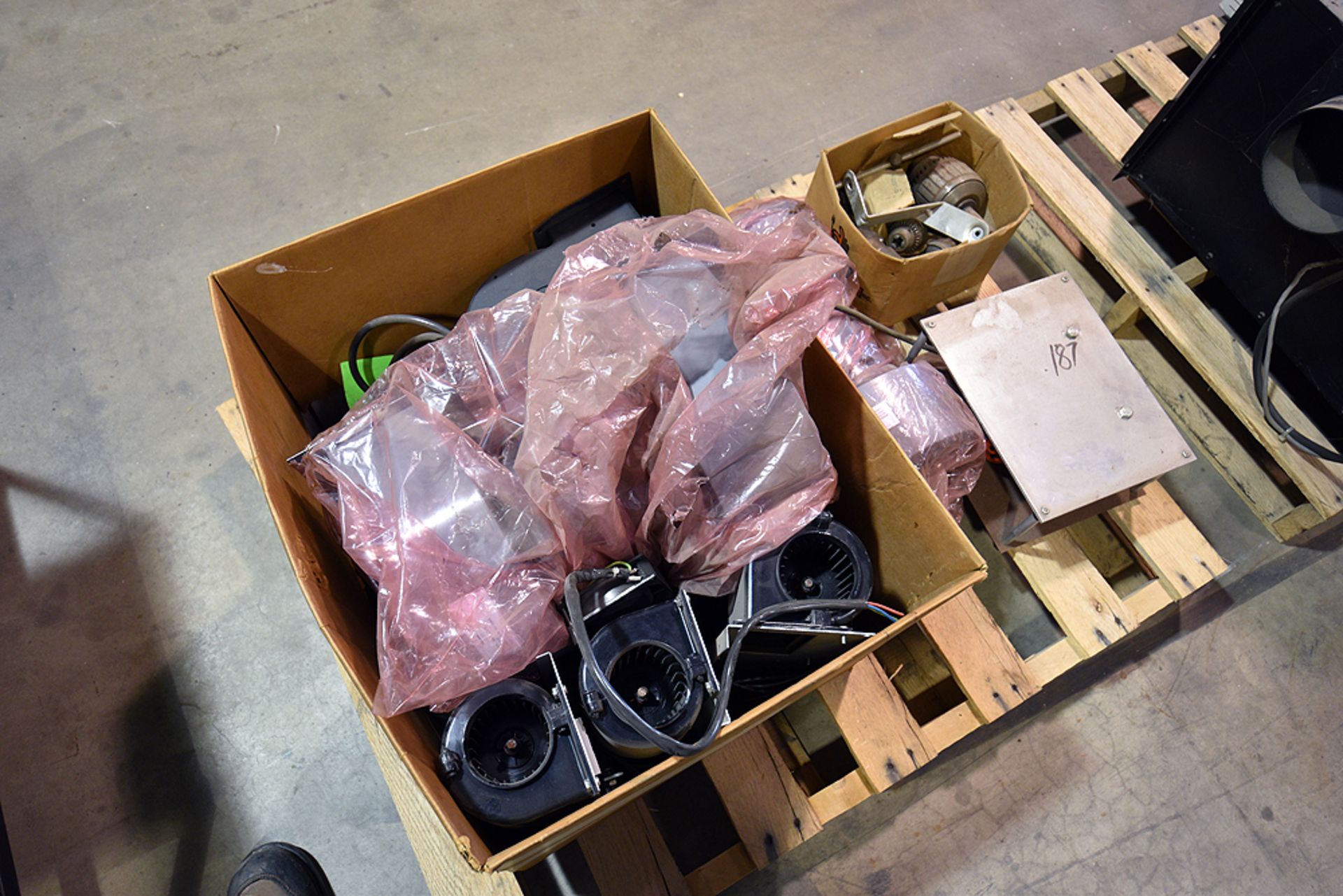 Pallets containing assorted machine parts, blowers, fans, and etc. - Image 4 of 4