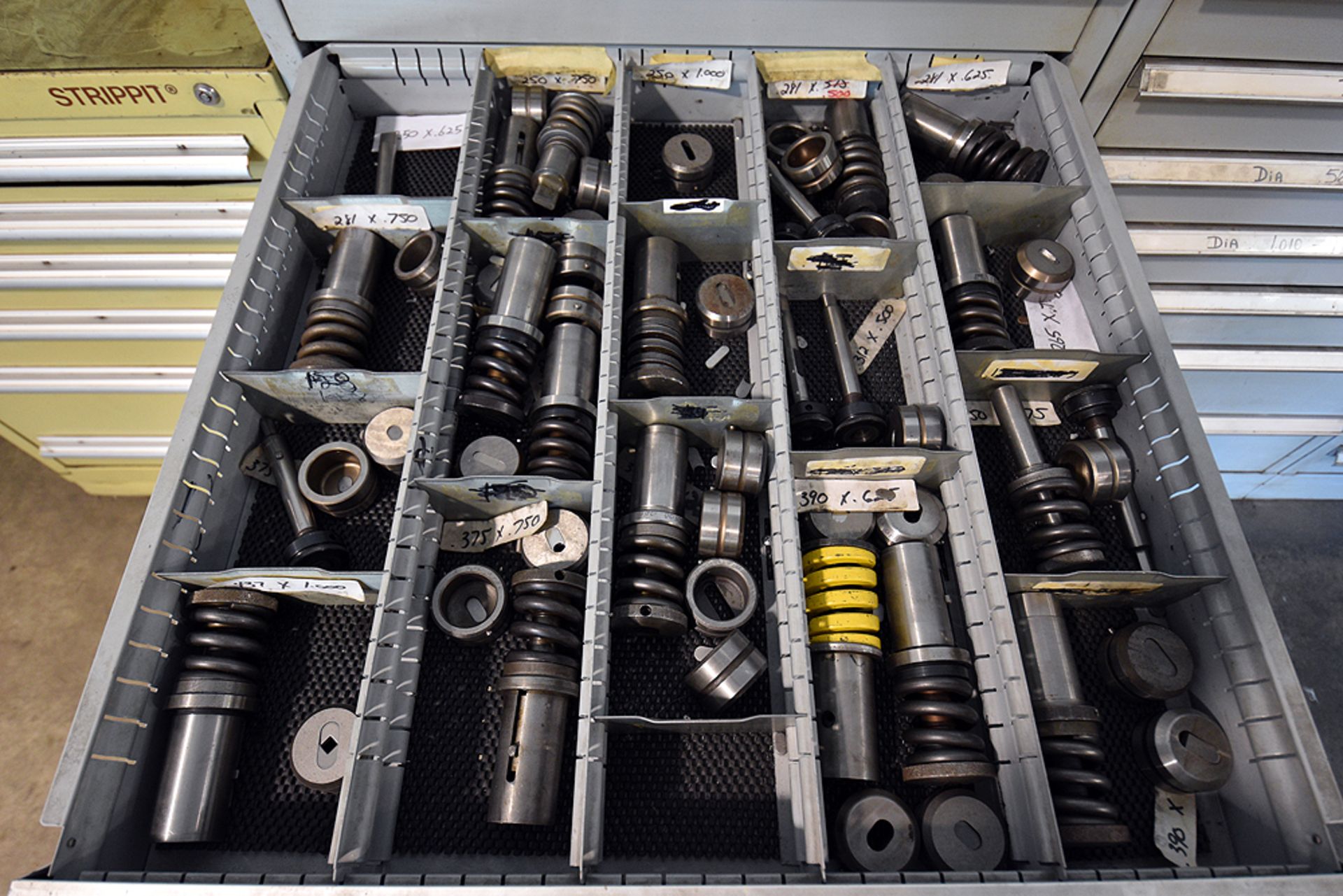 10 drawer cabinet containing assorted tooling - Image 4 of 11