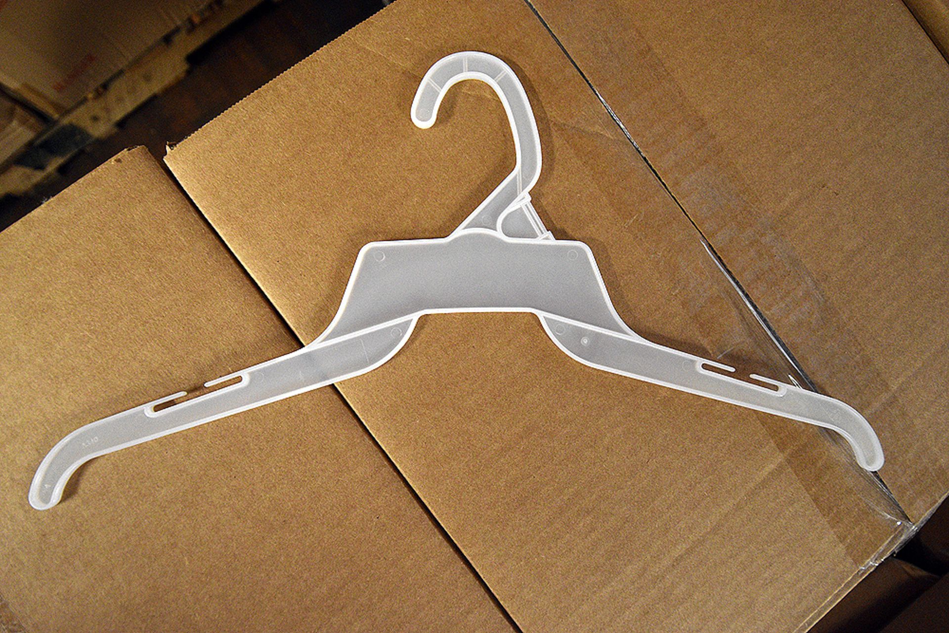 Cases of 500 White Plastic Hangers 49cmx46.5cmx37.2cm