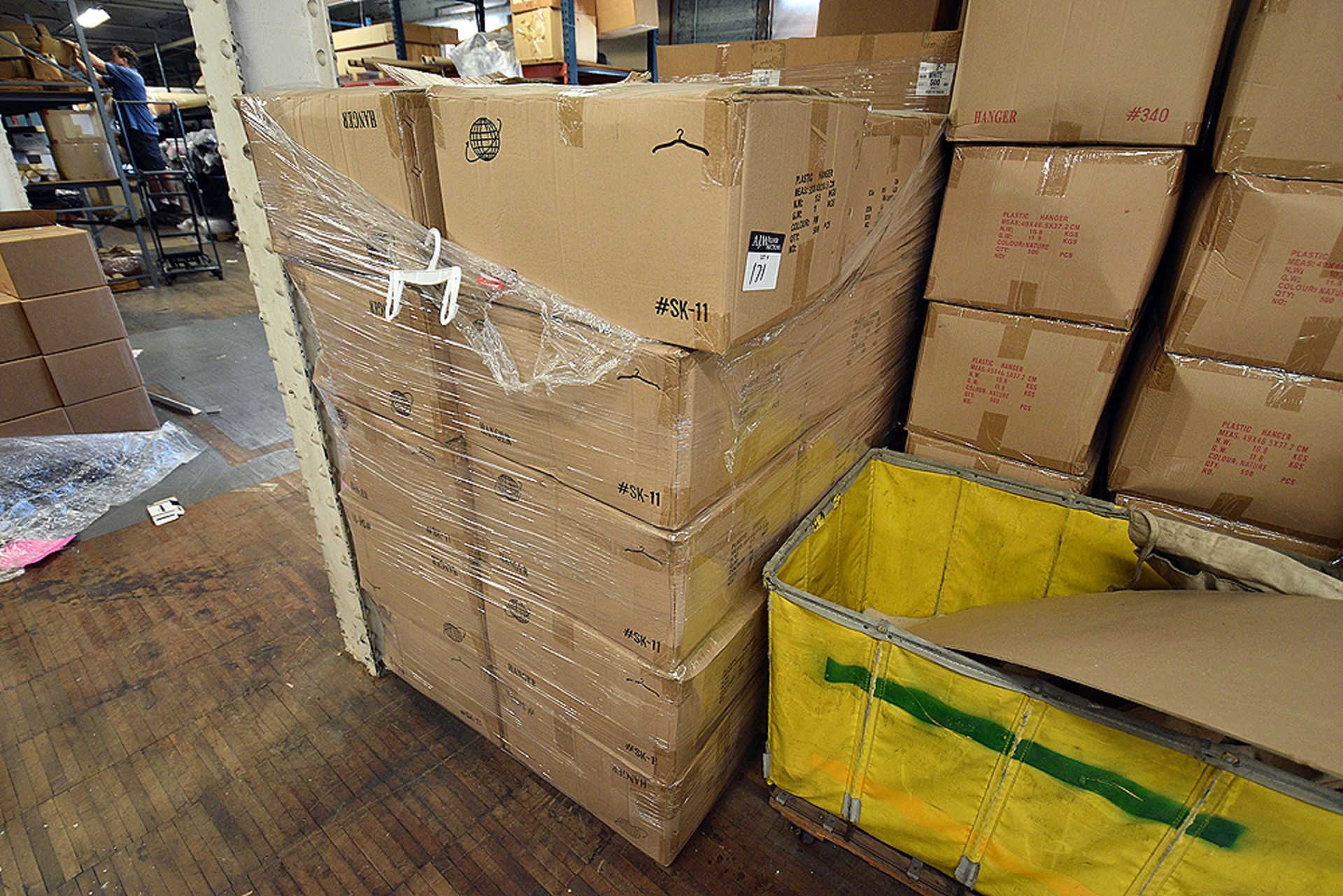 Cases of 500 White Plastic Hangers 55cmx46cmx30.5cm - Image 3 of 3