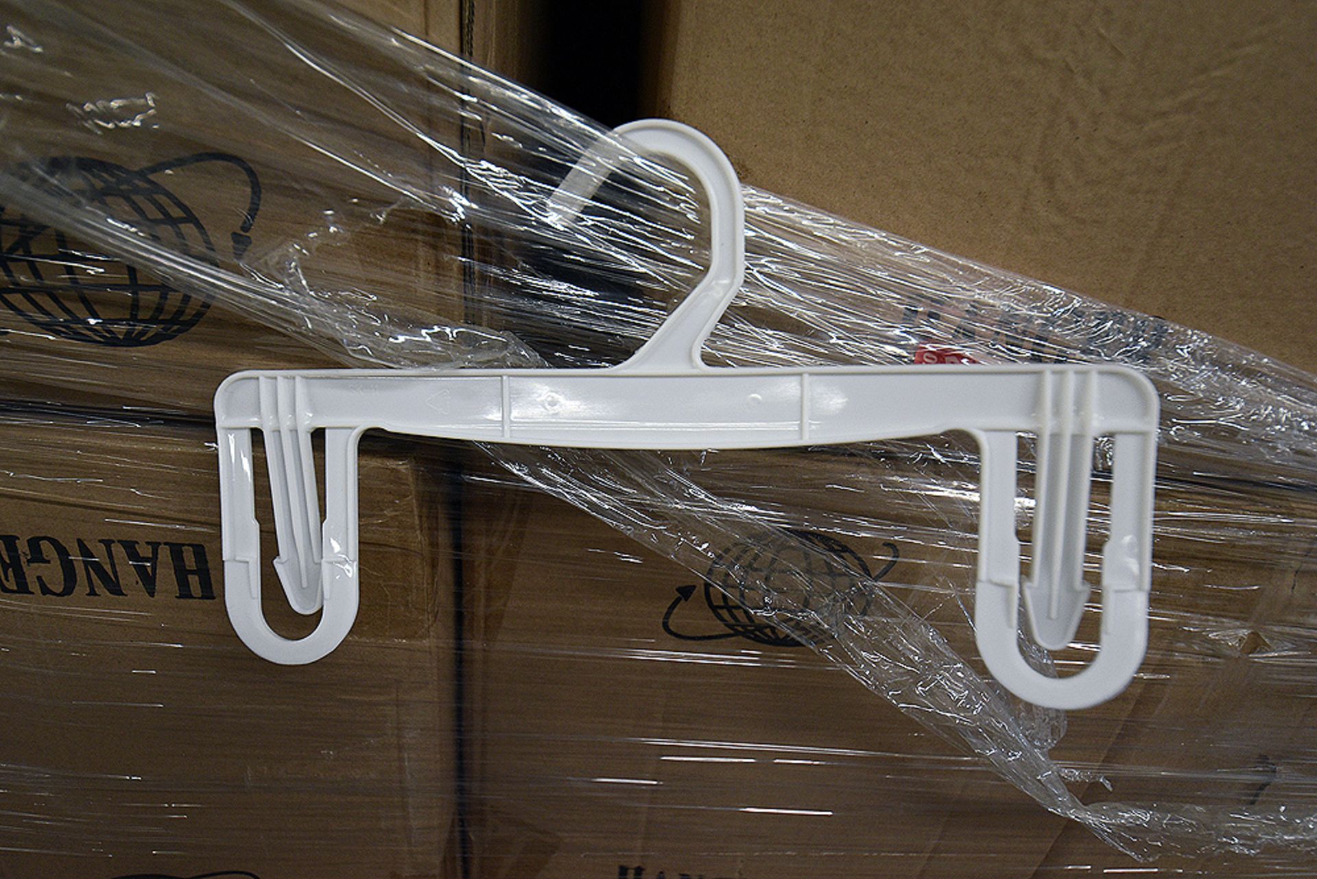 Cases of 500 White Plastic Hangers 55cmx46cmx30.5cm