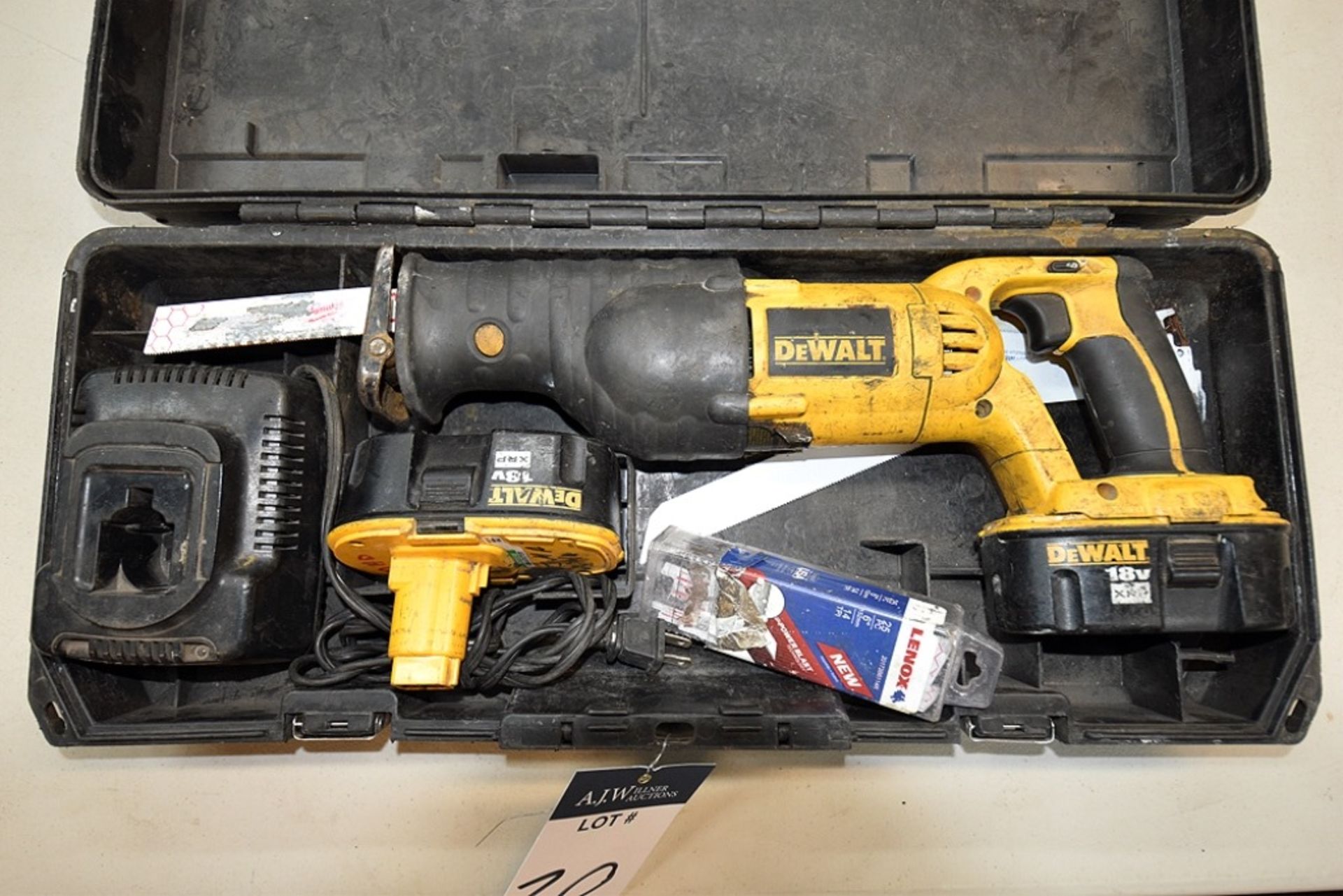 DeWalt DC385 Variable Speed Reciprocating Saw 18v w/ (2) Batteries, (1) Charger, and (1) Case - Image 2 of 4