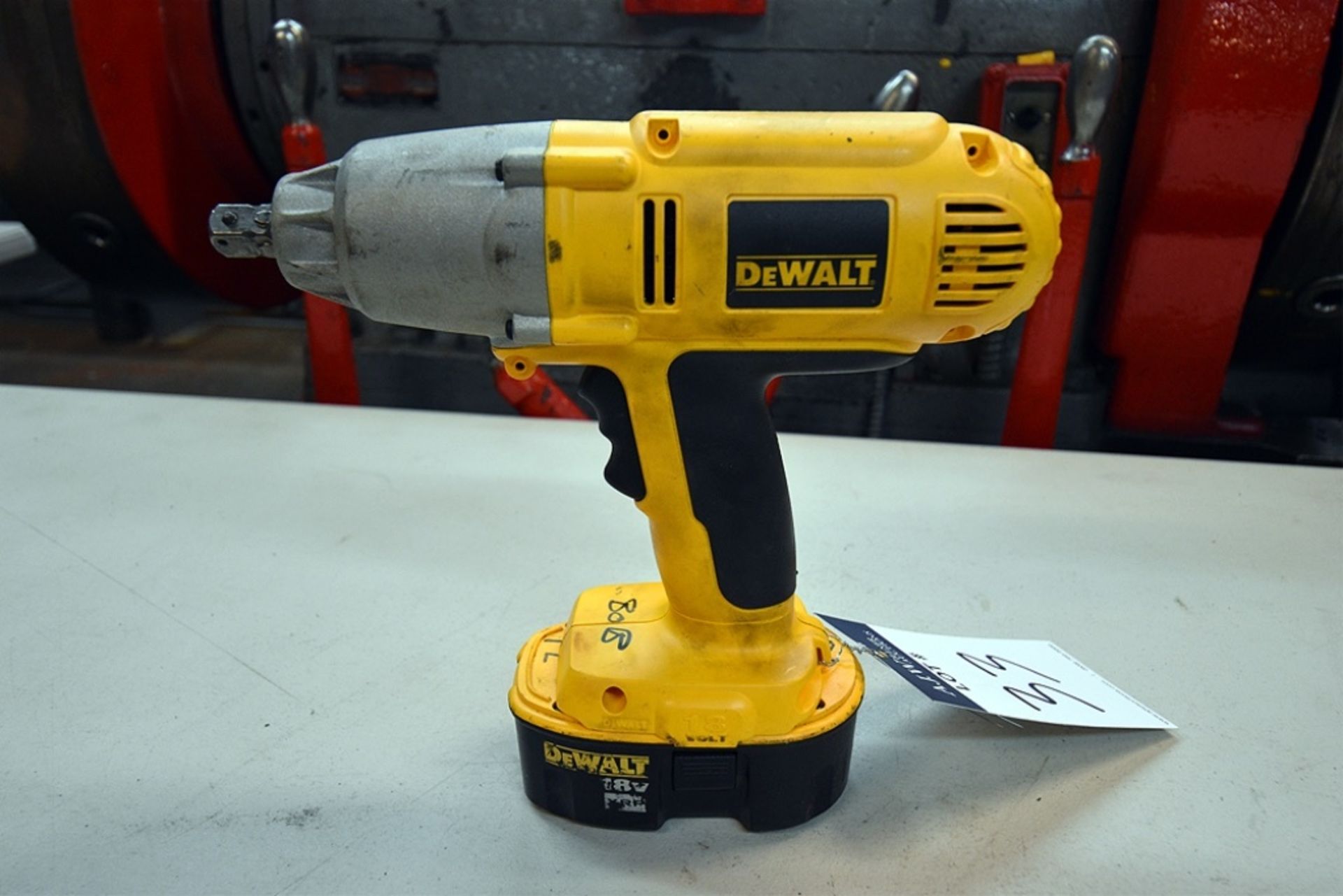 DeWalt DW059 HD 1/2" Cordless Impact Wrench 18v w/ (1) Battery